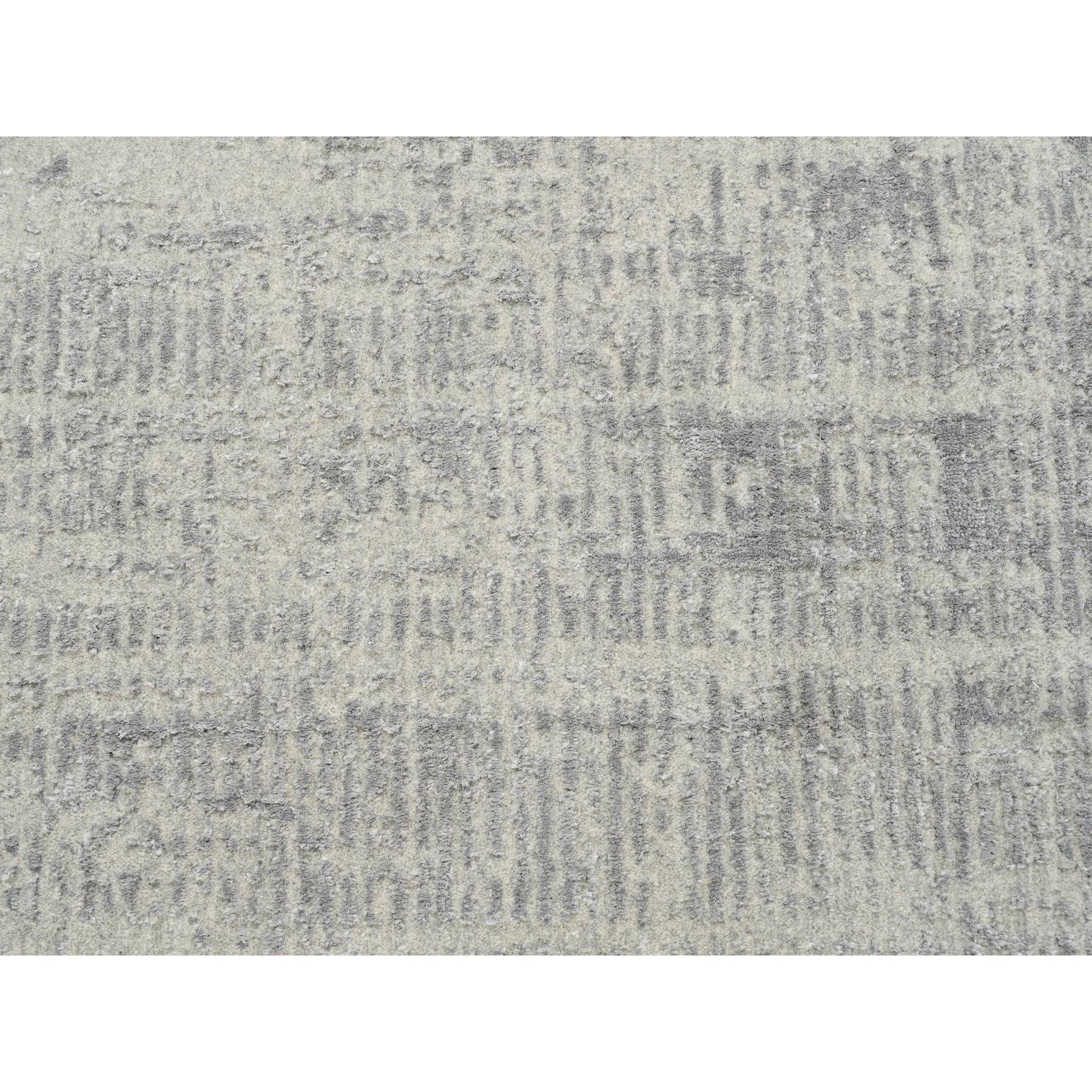 Alfombra redonda oriental de jacquard fino de lana y seda tejida a mano gris de 10'x10 en venta 1