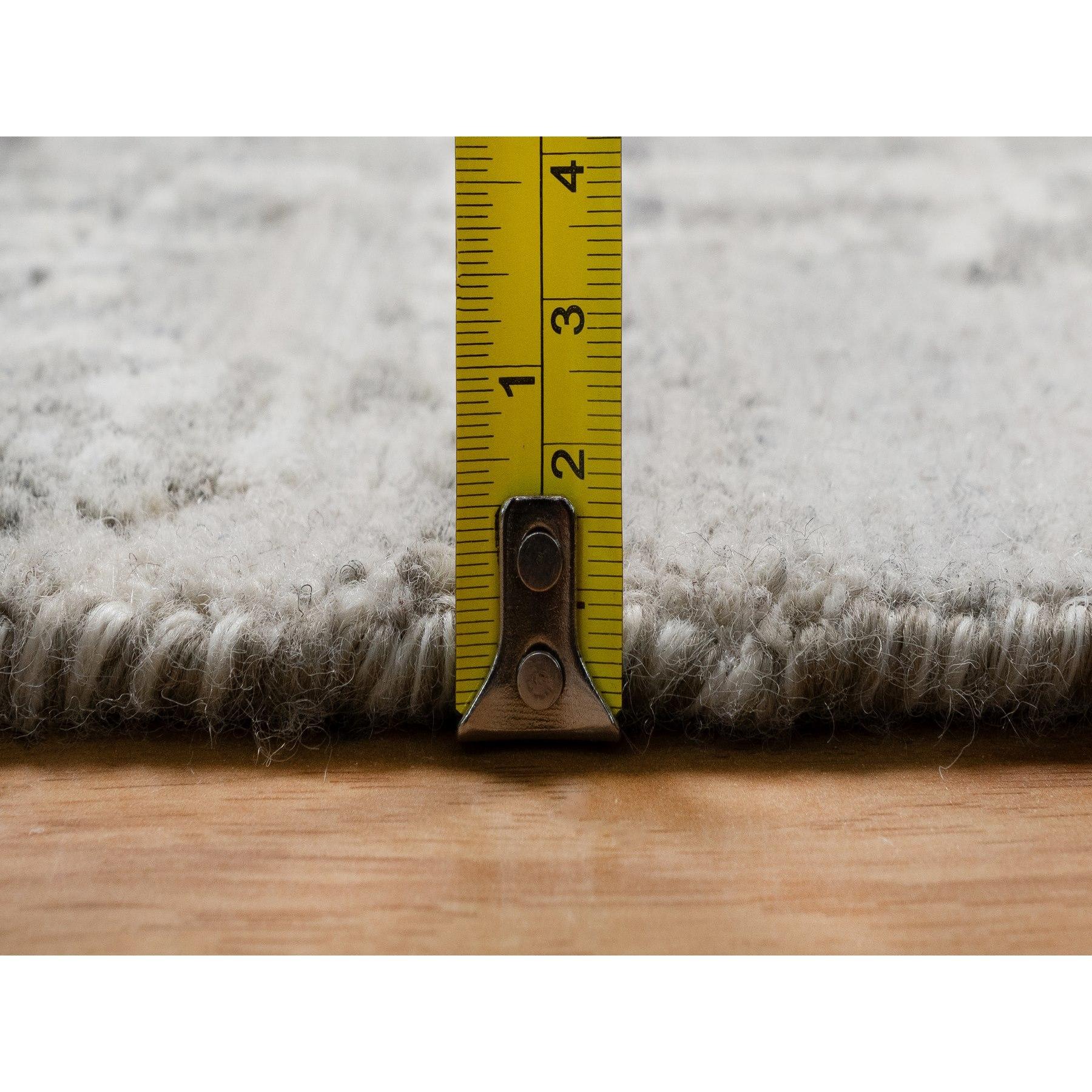 10'x10' Tapis rond en laine naturelle non teintée, noué à la main, 10'x10' Gray Modern Erased Design en vente 2