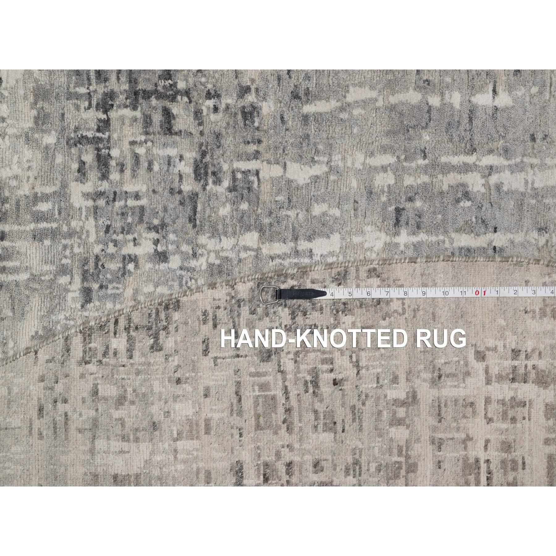 10'x10' Tapis rond en laine naturelle non teintée, noué à la main, 10'x10' Gray Modern Erased Design en vente 3