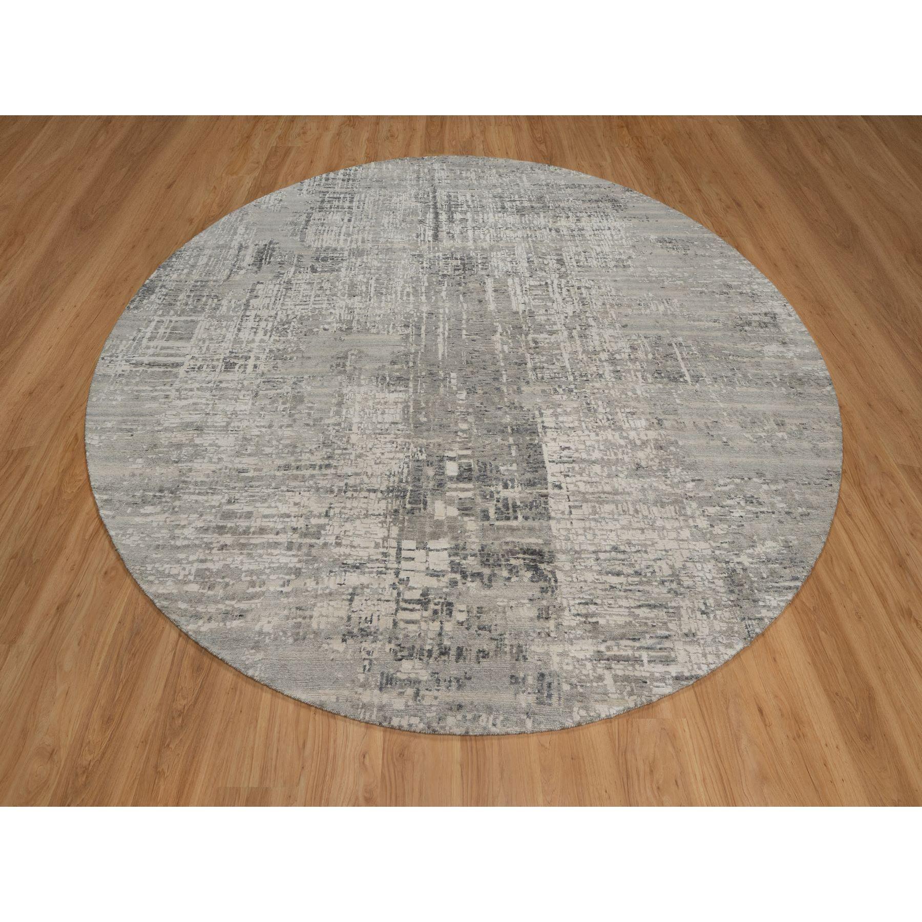 Gris pastel, Design Modern/One, Noué à la main, Laine naturelle non teintée filée à la main, Rond, Tapis d'Orient
Matières premières : Laine
Latex : Pas de poils 
hauteur : 0,25 pouces
Style : Contemporain
Couleur primaire : Gris
Couleurs