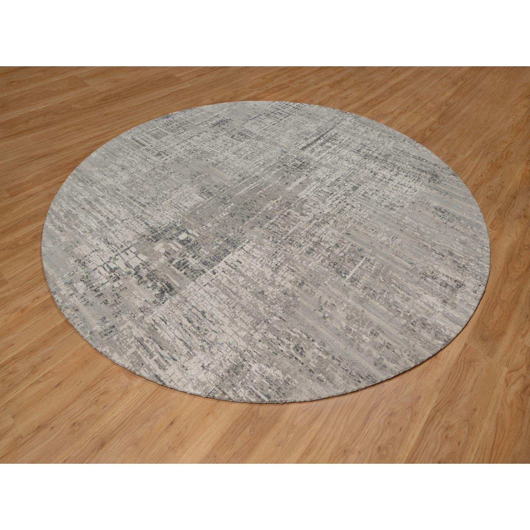 Moderne 10'x10' Tapis rond en laine naturelle non teintée, noué à la main, 10'x10' Gray Modern Erased Design en vente