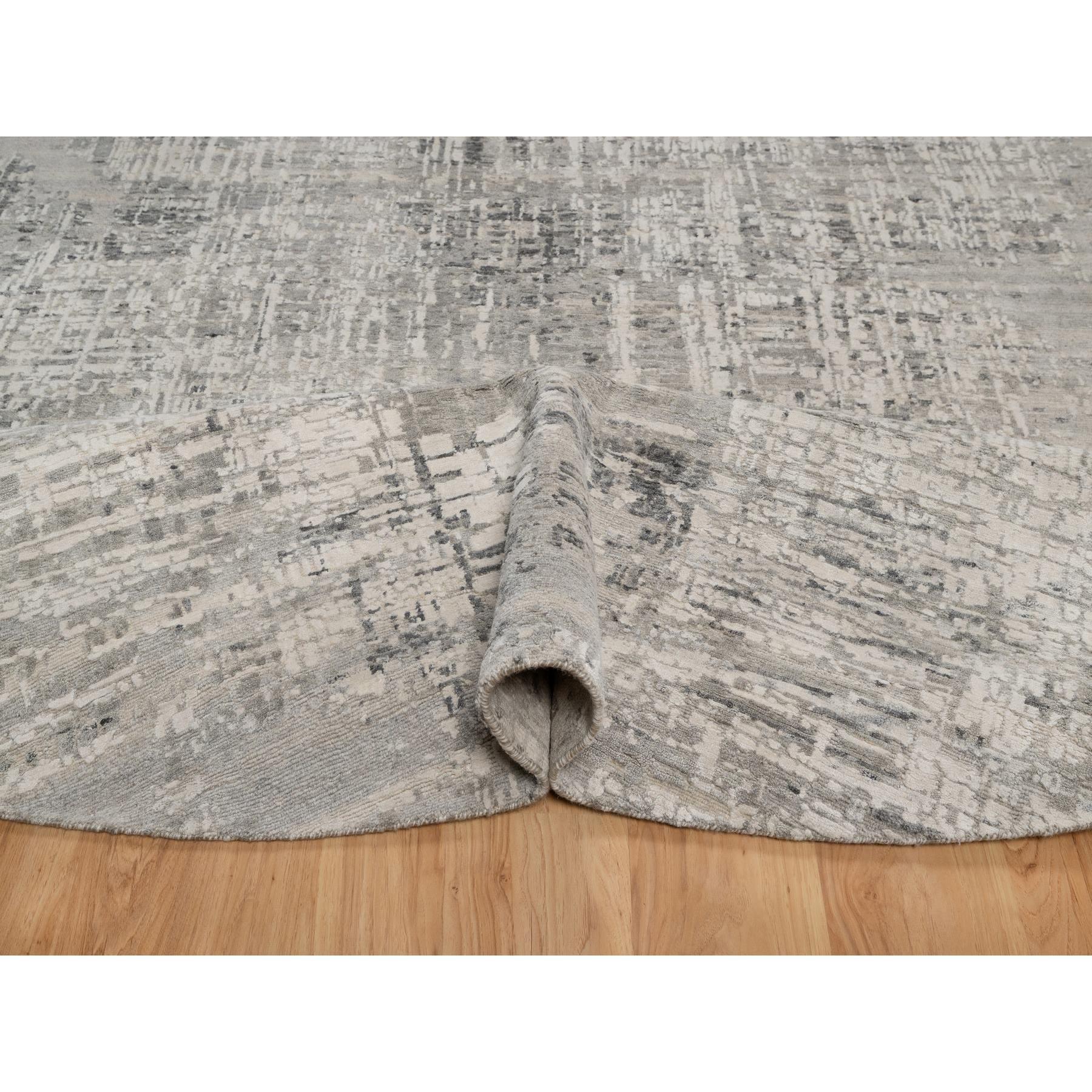 Noué à la main 10'x10' Tapis rond en laine naturelle non teintée, noué à la main, 10'x10' Gray Modern Erased Design en vente