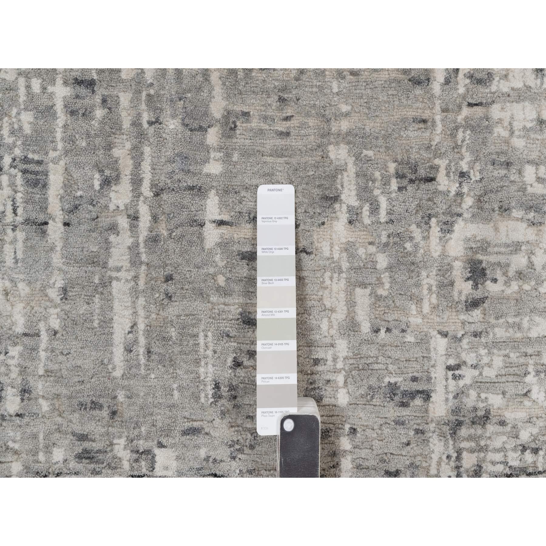 XXIe siècle et contemporain 10'x10' Tapis rond en laine naturelle non teintée, noué à la main, 10'x10' Gray Modern Erased Design en vente