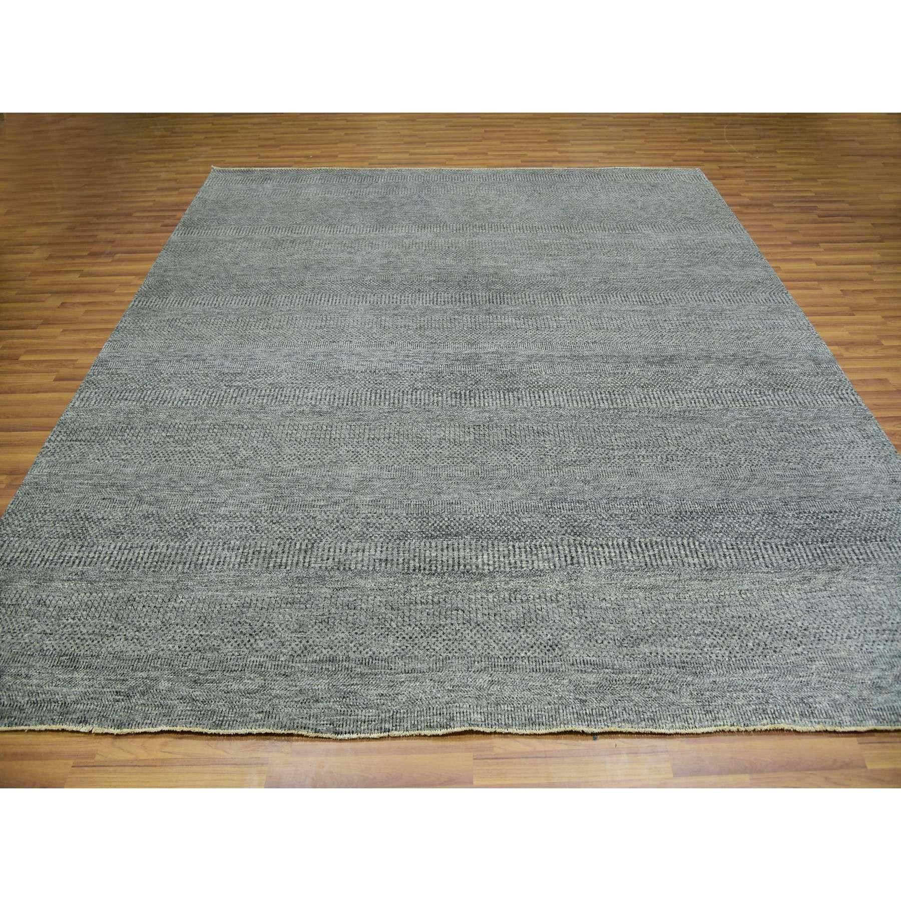 Il s'agit d'un véritable tapis d'Orient en pure laine non teintée, ton sur ton, au design moderne de graminées, noué à la main. Il a été noué pendant des mois et des mois par des artisans selon des techniques de tissage séculaires.
Matières