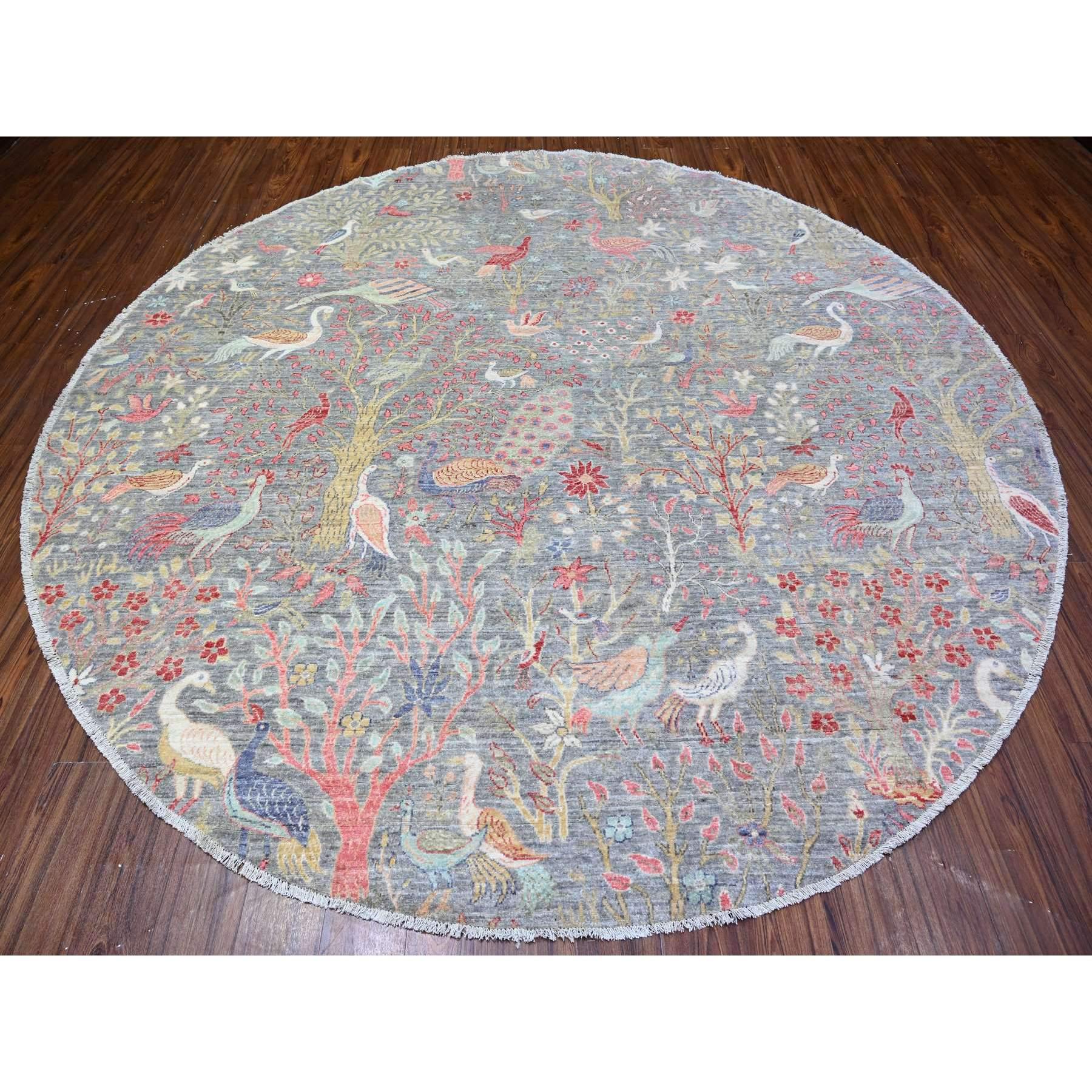 Gris cuirassé, teintures naturelles, laine douce, Afghan Peshawar avec oiseaux de paradis, noué à la main, tapis oriental rond
Matières premières : Laine
Latex : Pas de poils 
hauteur : 0,25 pouces
Style : Transitionnel
Couleur primaire :
