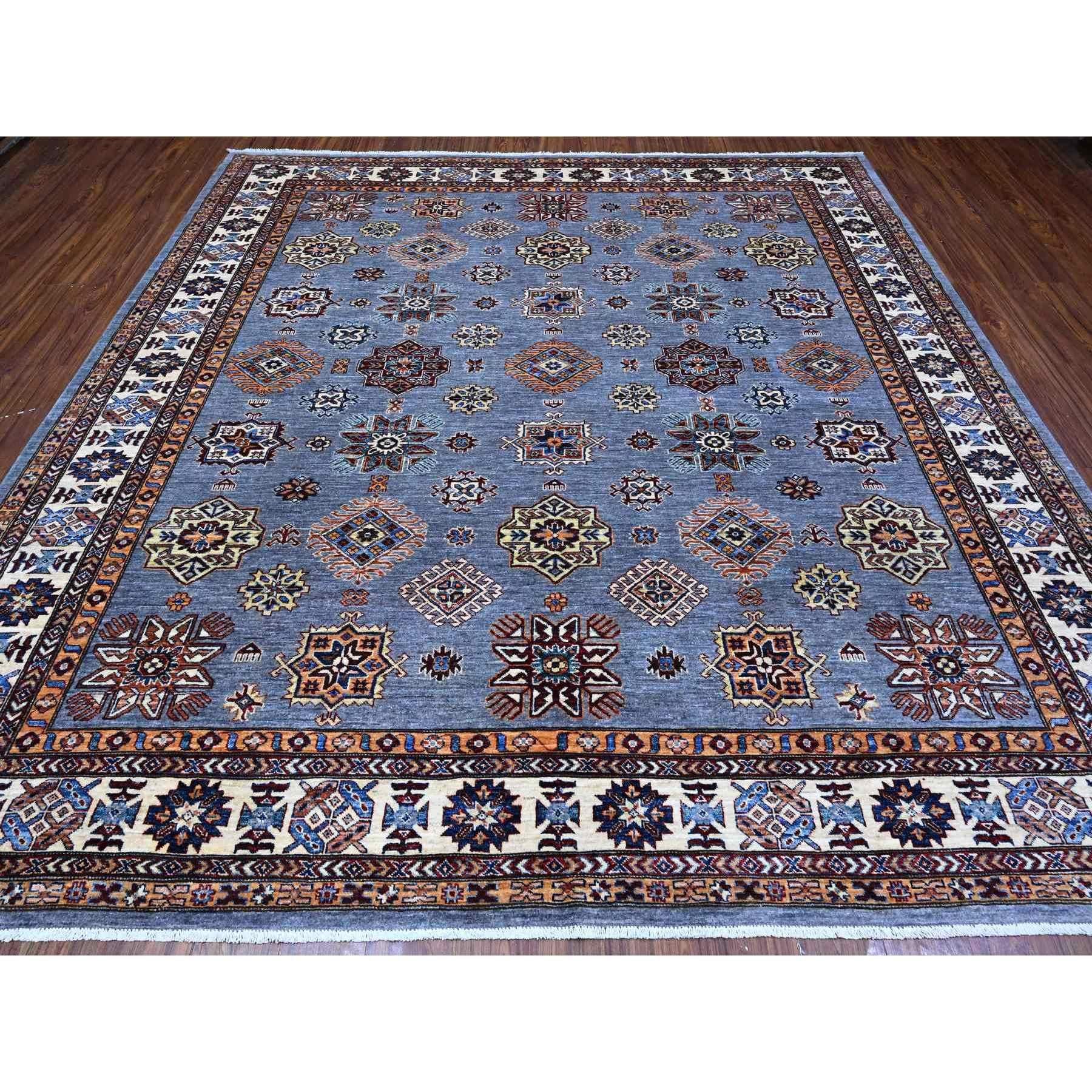 Si tratta di un autentico tappeto orientale afghano Super Kazak, annodato a mano, in pura lana, unico nel suo genere. È stato annodato per mesi e mesi con tecniche di tessitura secolari da esperti artigiani.
Materiali primari: Lana
Lattice: No Pile