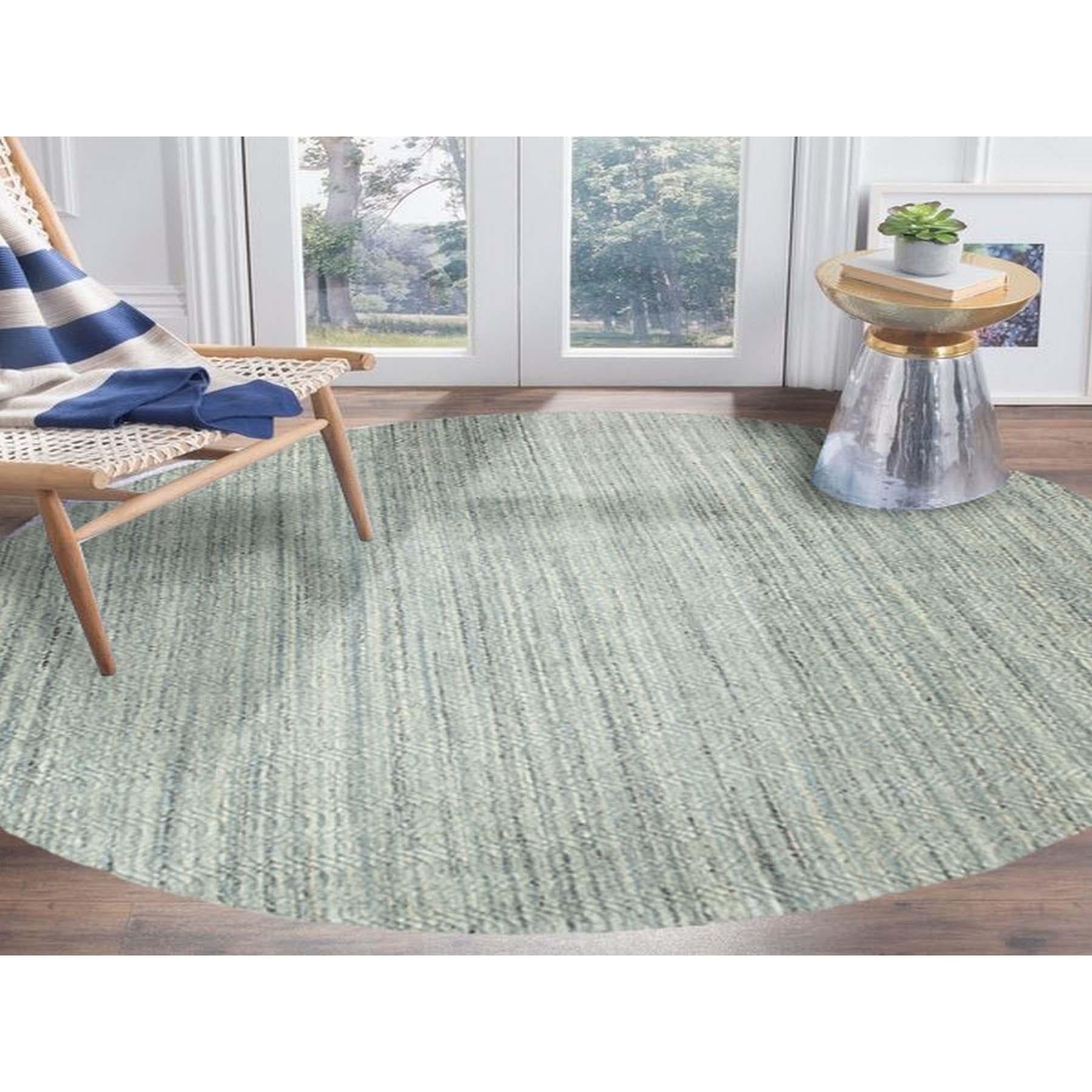 Il s'agit d'un v�éritable tapis oriental de transition en laine organique, tissé à la main en vert Seafoam et à motifs texturés variés. Il a été tissé pendant des mois et des mois selon les techniques séculaires de l'artisanat persan par des artisans