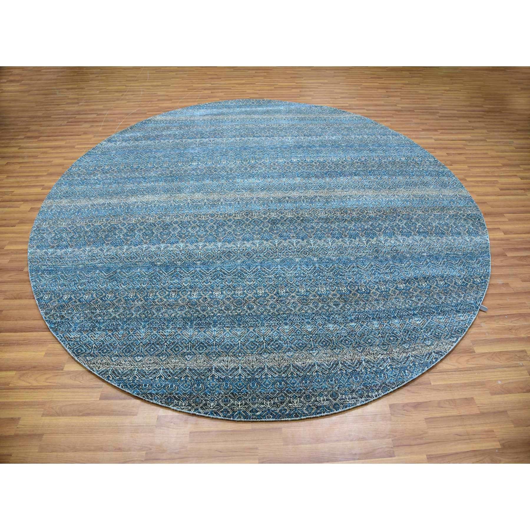 Il s'agit d'un véritable tapis d'Orient 100% laine pelucheuse, ton sur ton, Kohinoor Herat, noué à la main. Il a été noué pendant des mois et des mois par des artisans selon des techniques de tissage séculaires.
Matières premières : Laine
Latex :