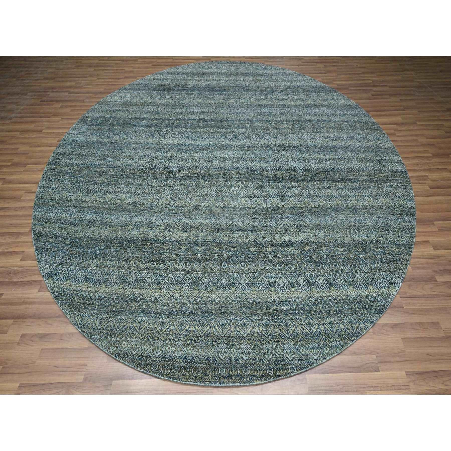 Bleu impérial, noué à la main, motif Kohinoor Herat, petit motif géométrique répétitif en forme de diamant, laine douce, ton sur ton, rond, tapis oriental
Matières premières : Laine
Latex : Pas de poils 
hauteur : 0,25 pouces
Style :