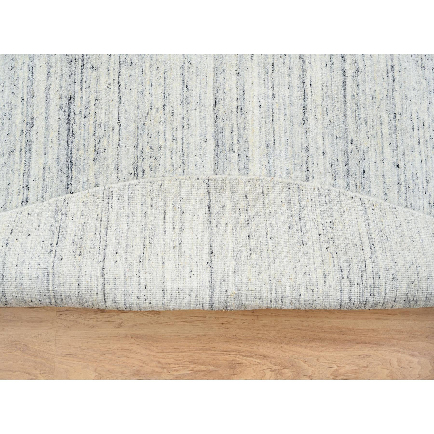 10'x10' Elfenbein, handgefalteter, runder Teppich in schlichtem, modernem Striae-Design aus Bio-Wolle, Elfenbein (Indisch) im Angebot