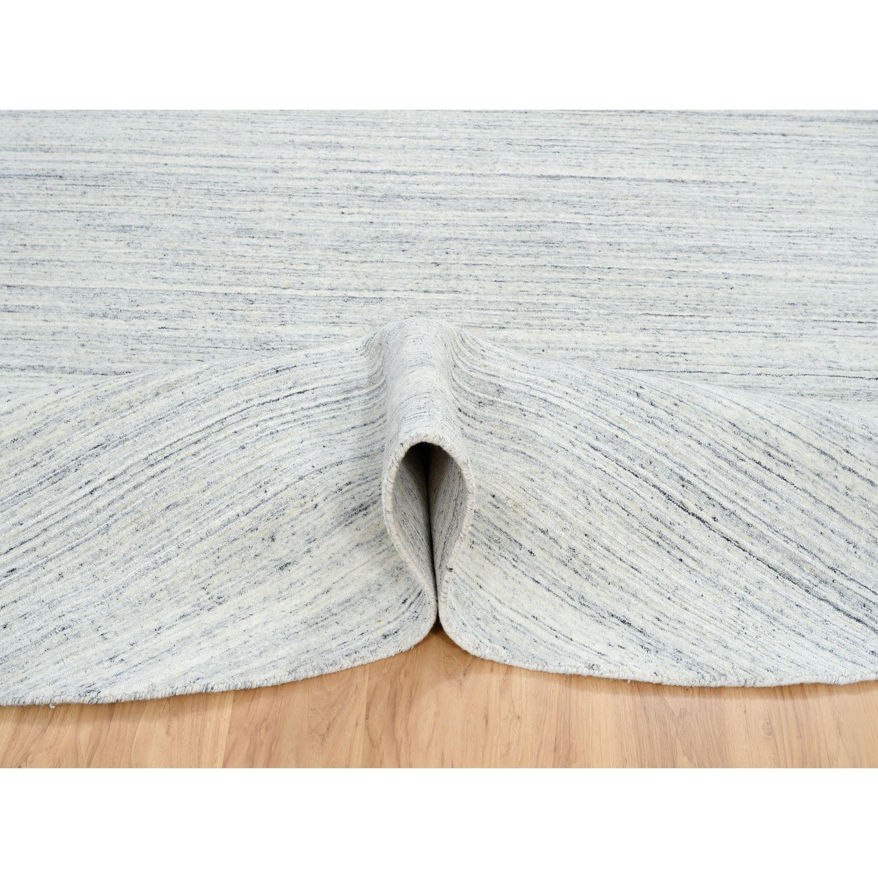 10'x10' Elfenbein, handgefalteter, runder Teppich in schlichtem, modernem Striae-Design aus Bio-Wolle, Elfenbein (Handgeknüpft) im Angebot