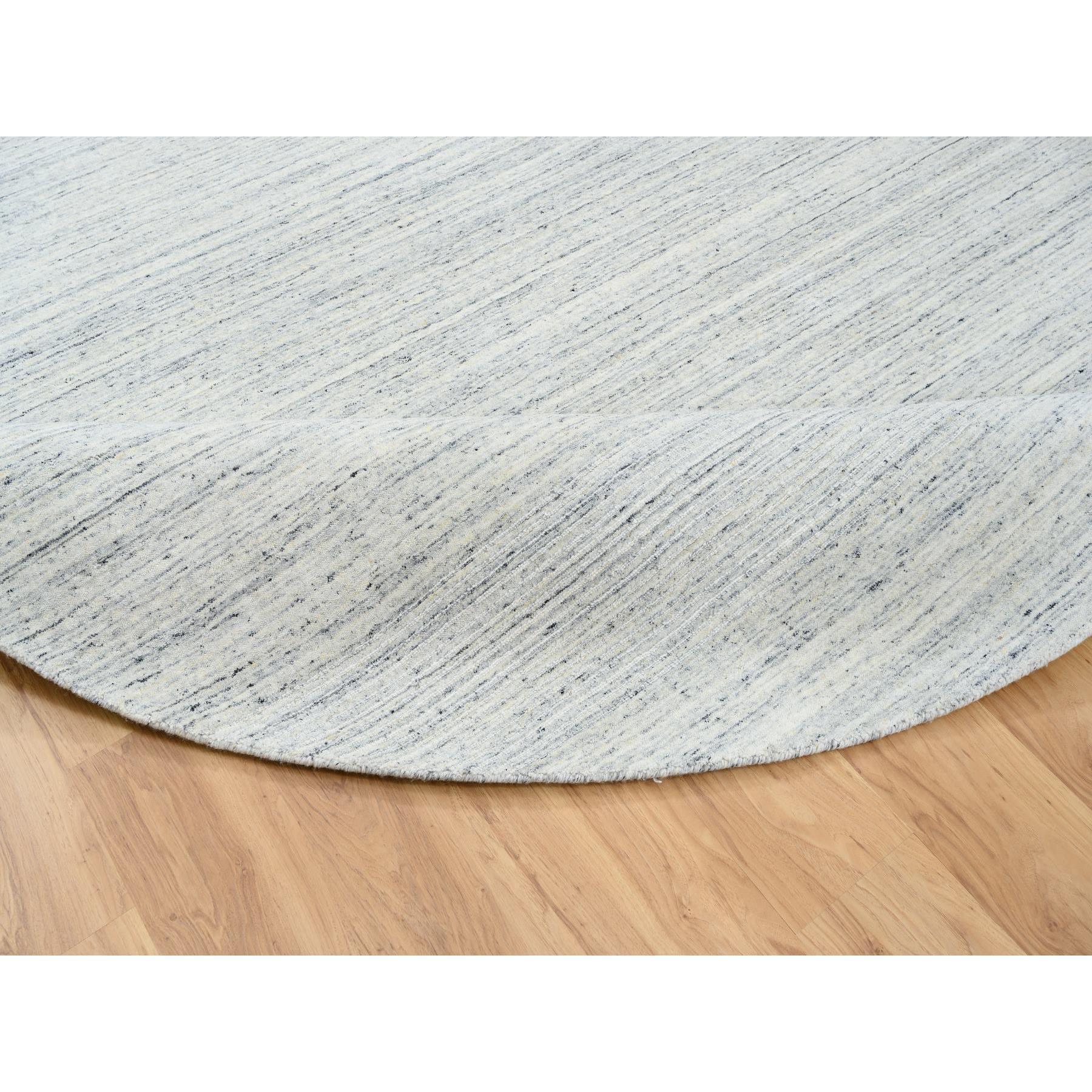 10'x10' Elfenbein, handgefalteter, runder Teppich in schlichtem, modernem Striae-Design aus Bio-Wolle, Elfenbein im Zustand „Neu“ im Angebot in Carlstadt, NJ