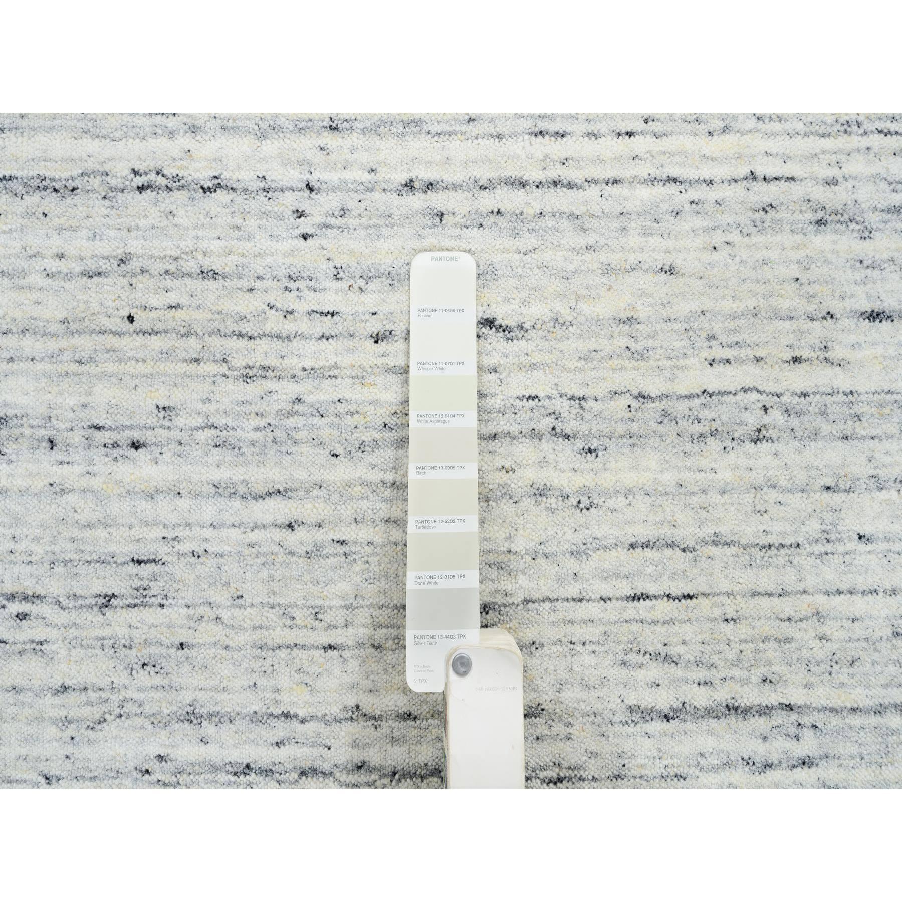 10'x10' Elfenbein, handgefalteter, runder Teppich in schlichtem, modernem Striae-Design aus Bio-Wolle, Elfenbein (21. Jahrhundert und zeitgenössisch) im Angebot