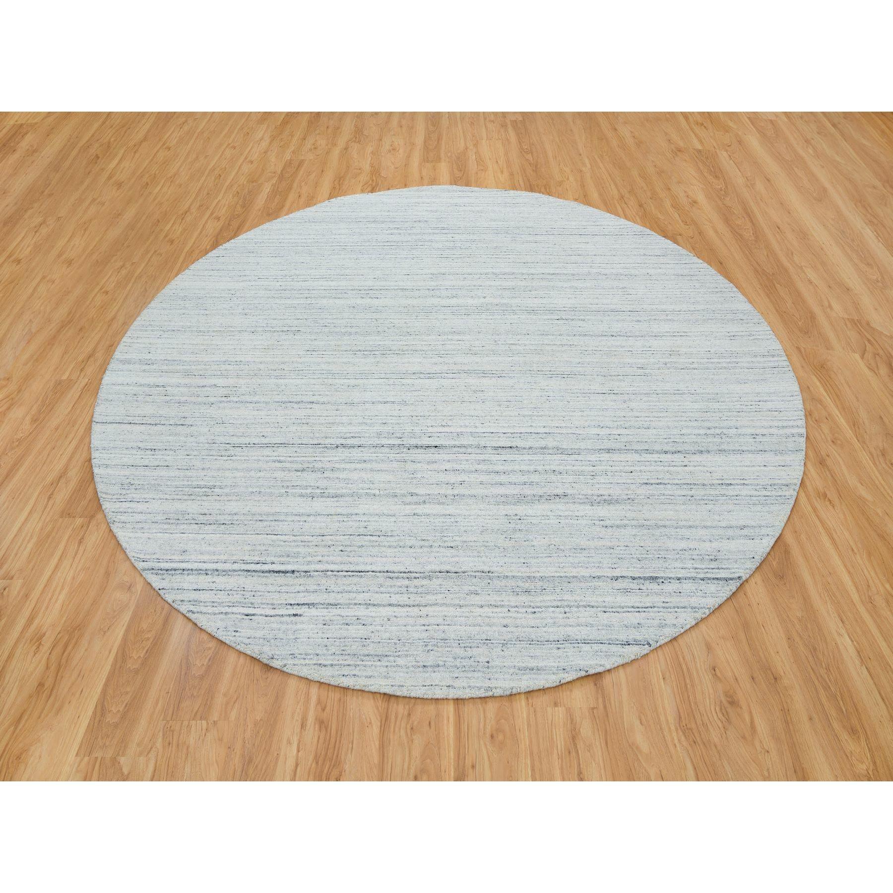 Avorio, Tappeto orientale rotondo in pura lana a pelo morbido e tessitura a mano con disegno a righe moderne
Materiali primari: Lana
Lattice: No Pile 
altezza: 0,25 pollici
Stile: Di transizione
Colore primario: Avorio
Colori secondari: Grigio,