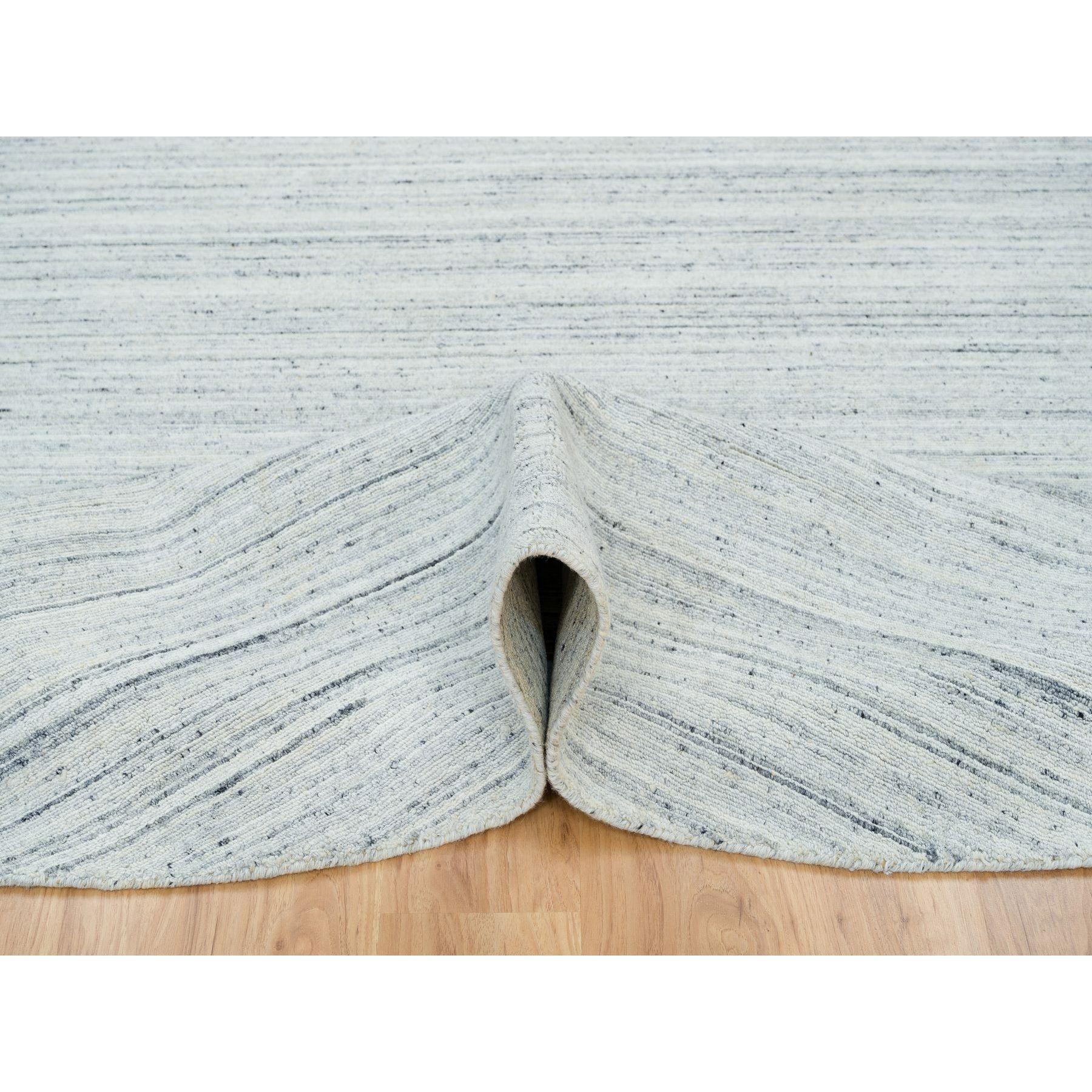 Annodato a mano 10'x10' Avorio, Tappeto rotondo in pura lana, tessuto a mano con disegno a righe moderno e semplice in vendita