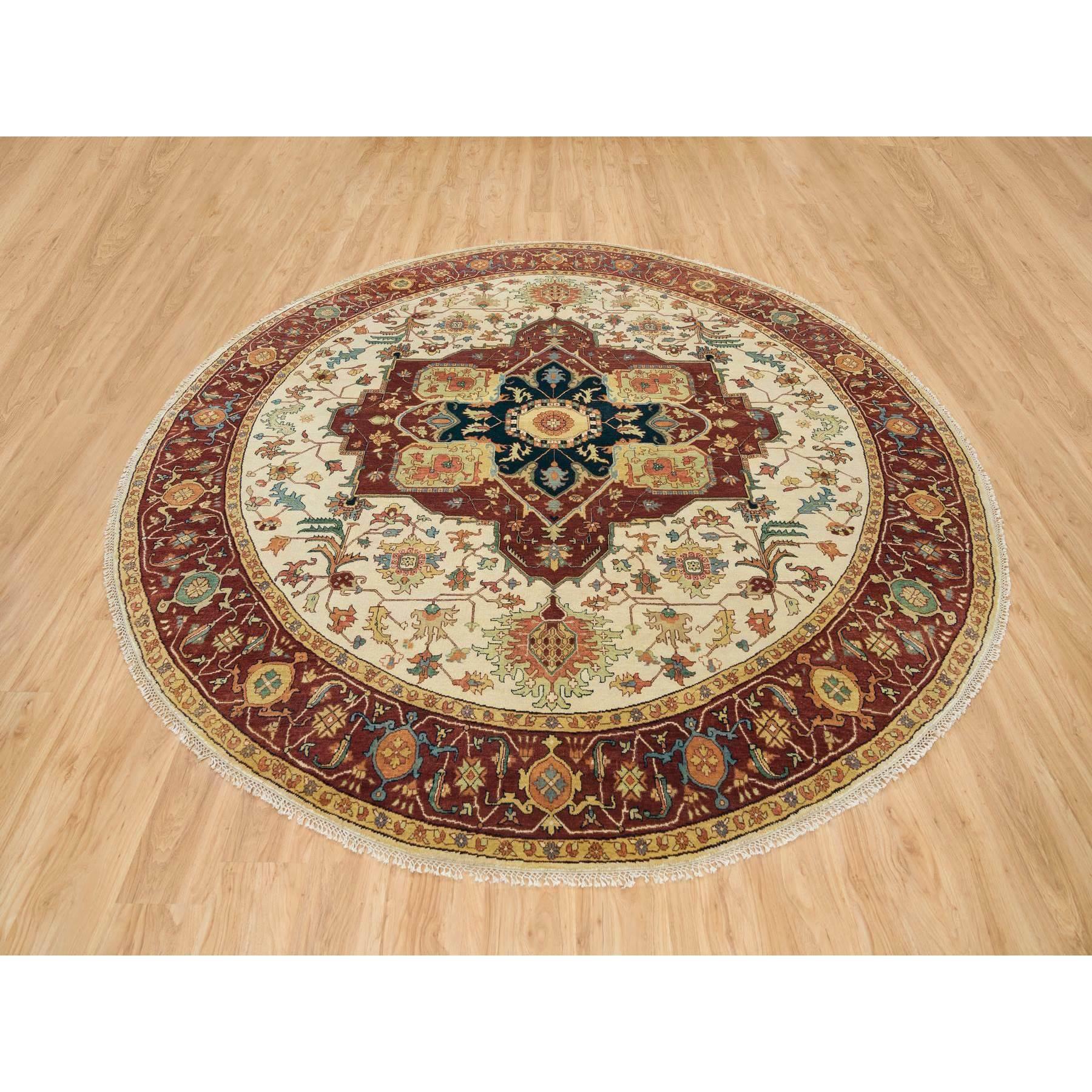 Elfenbein, Antiquiert Feiner Heriz, Re-Kreation, Handgeknüpft, 100% Wolle, Runder Orientteppich
Primäre MATERIALIEN: Wolle
Latex: Kein Flor 
Höhe: 0,25 Zoll
Stil: Transitional
Grundfarbe: Elfenbein
Sekundäre Farben: Grün, Schwarz, Orange, Gelb,