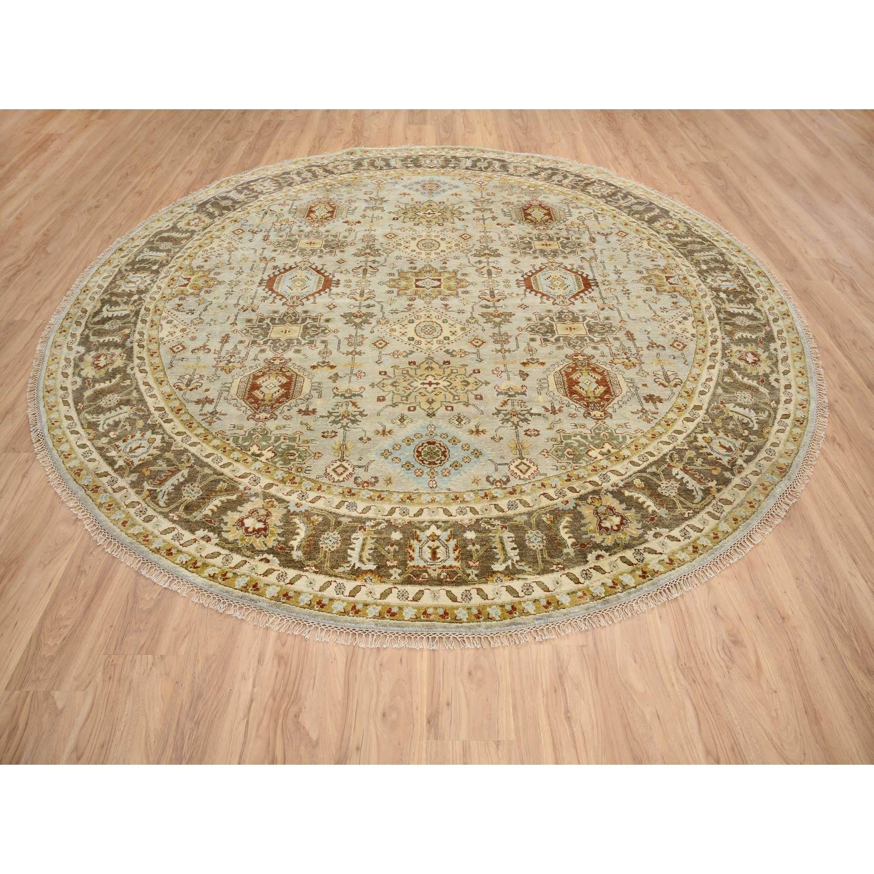 Dies ist eine wirklich echte one-of-a-kind Light Gray Karajeh Design mit Tribal Medaillons, reine Wolle handgeknüpft, Runde Orientteppich. Es wurde monatelang von erfahrenen Kunsthandwerkern in jahrhundertealten Webtechniken geknüpft.
Primäre
