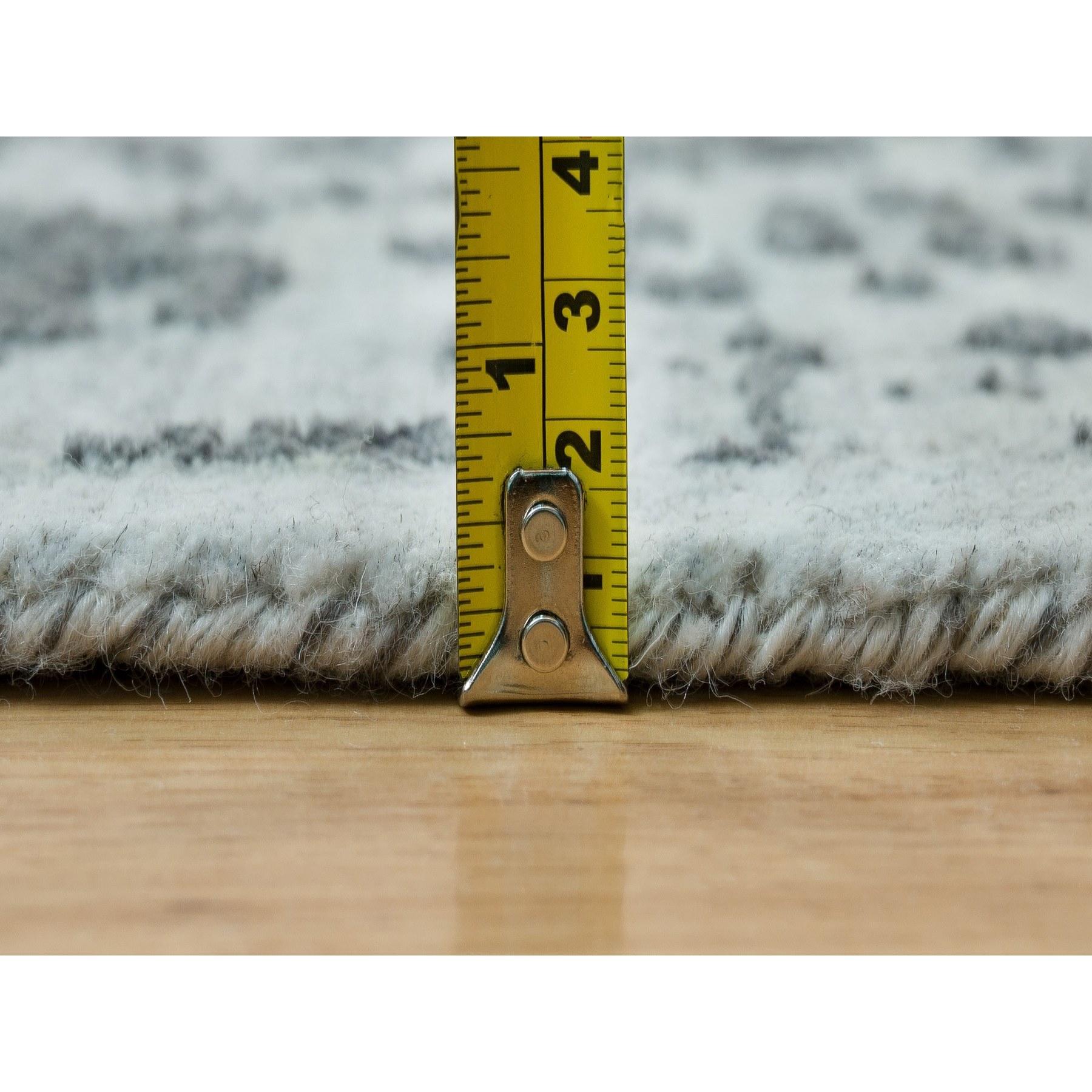 10'x10' Misty Gray Handgeknüpfter Broken Persischer quadratischer Teppich aus Wolle und Seide in Grau im Angebot 4