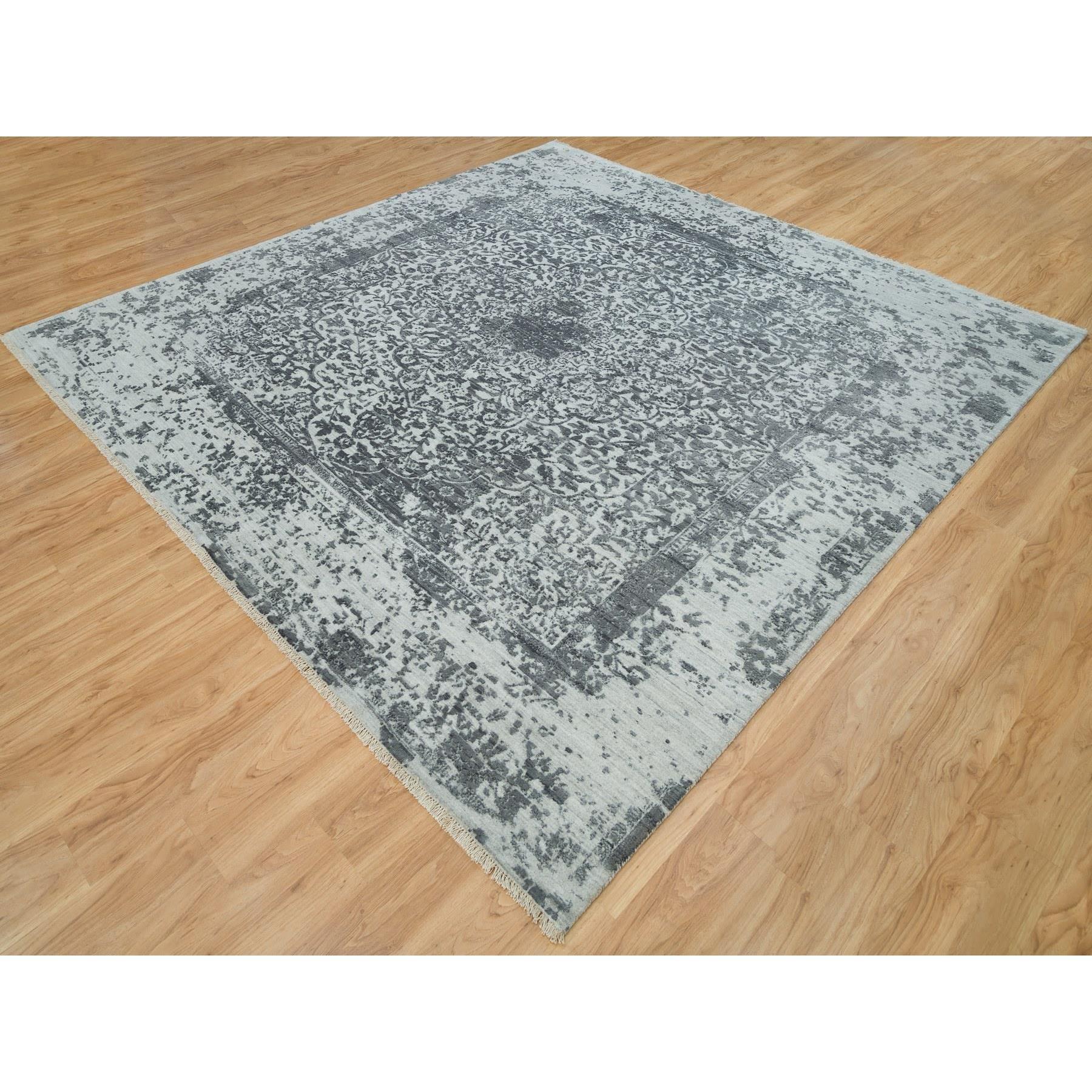 10'x10' Misty Gray Handgeknüpfter Broken Persischer quadratischer Teppich aus Wolle und Seide in Grau (Mittelalterlich) im Angebot