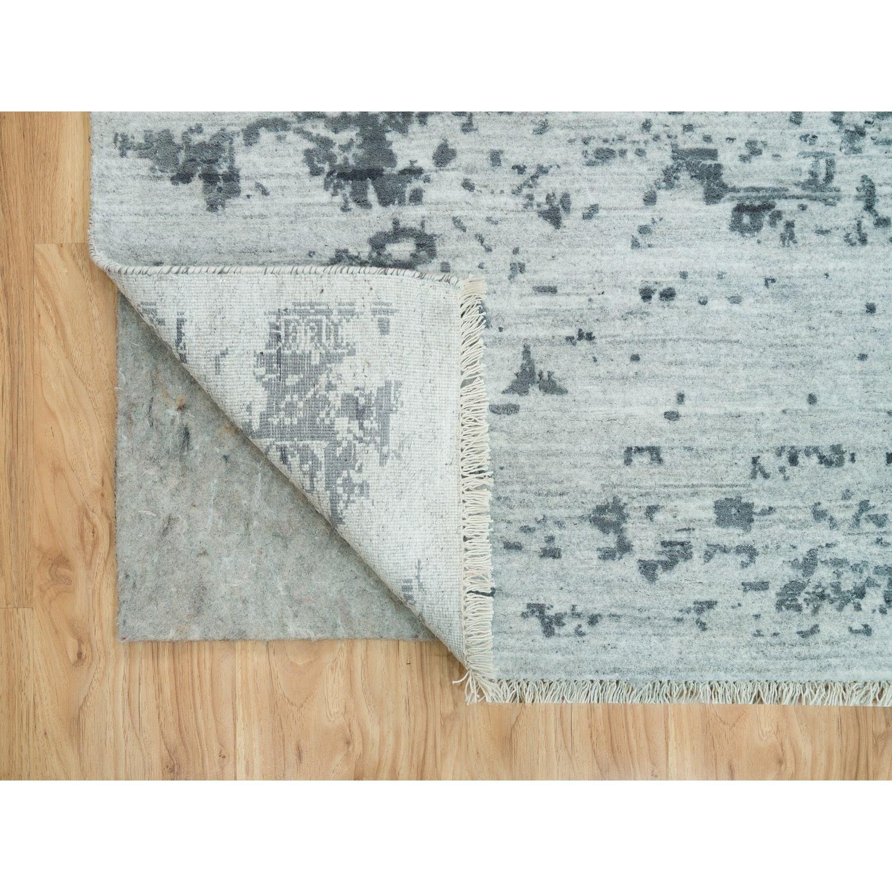 10'x10' Misty Gray Handgeknüpfter Broken Persischer quadratischer Teppich aus Wolle und Seide in Grau (Indisch) im Angebot