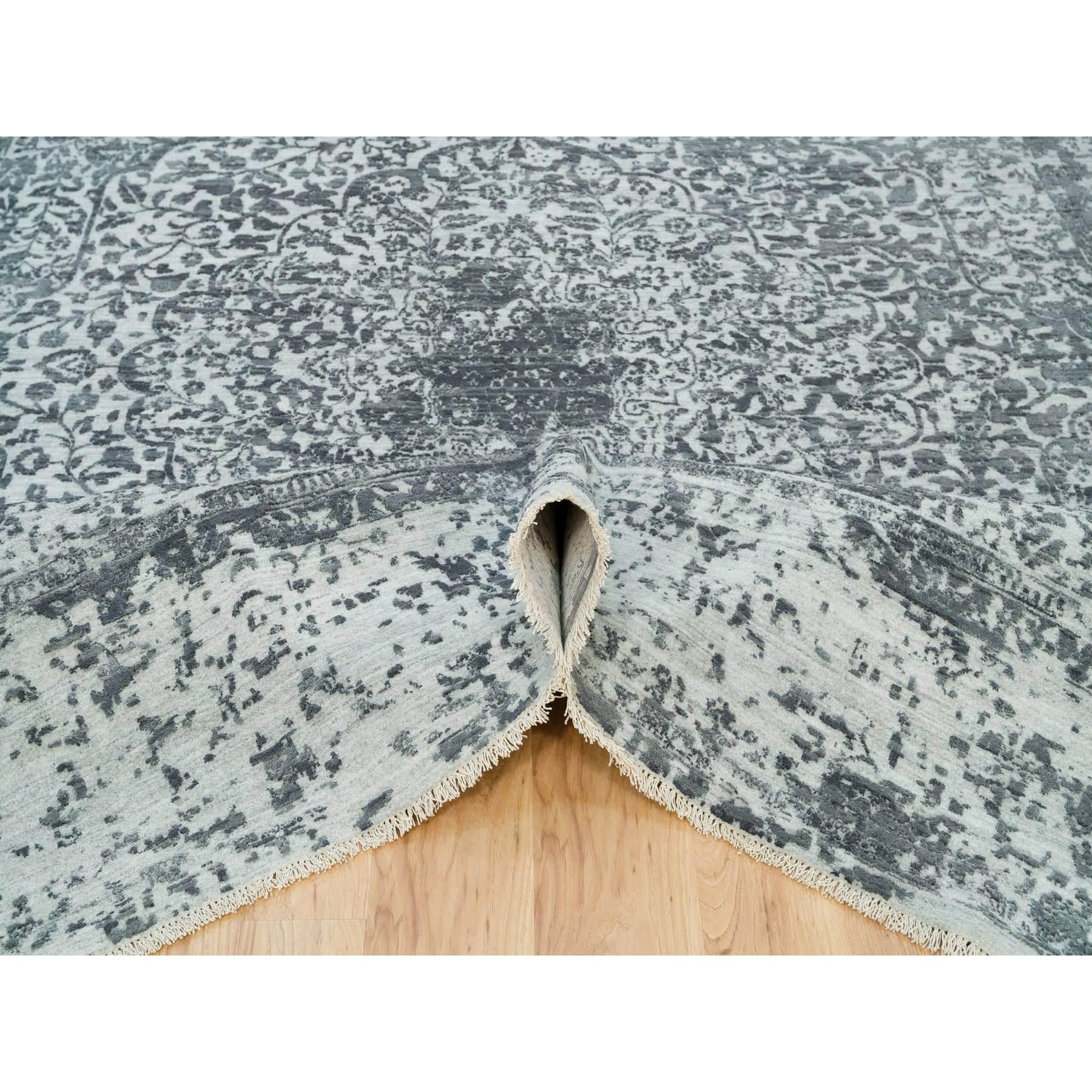 10'x10' Misty Gray Handgeknüpfter Broken Persischer quadratischer Teppich aus Wolle und Seide in Grau im Zustand „Neu“ im Angebot in Carlstadt, NJ