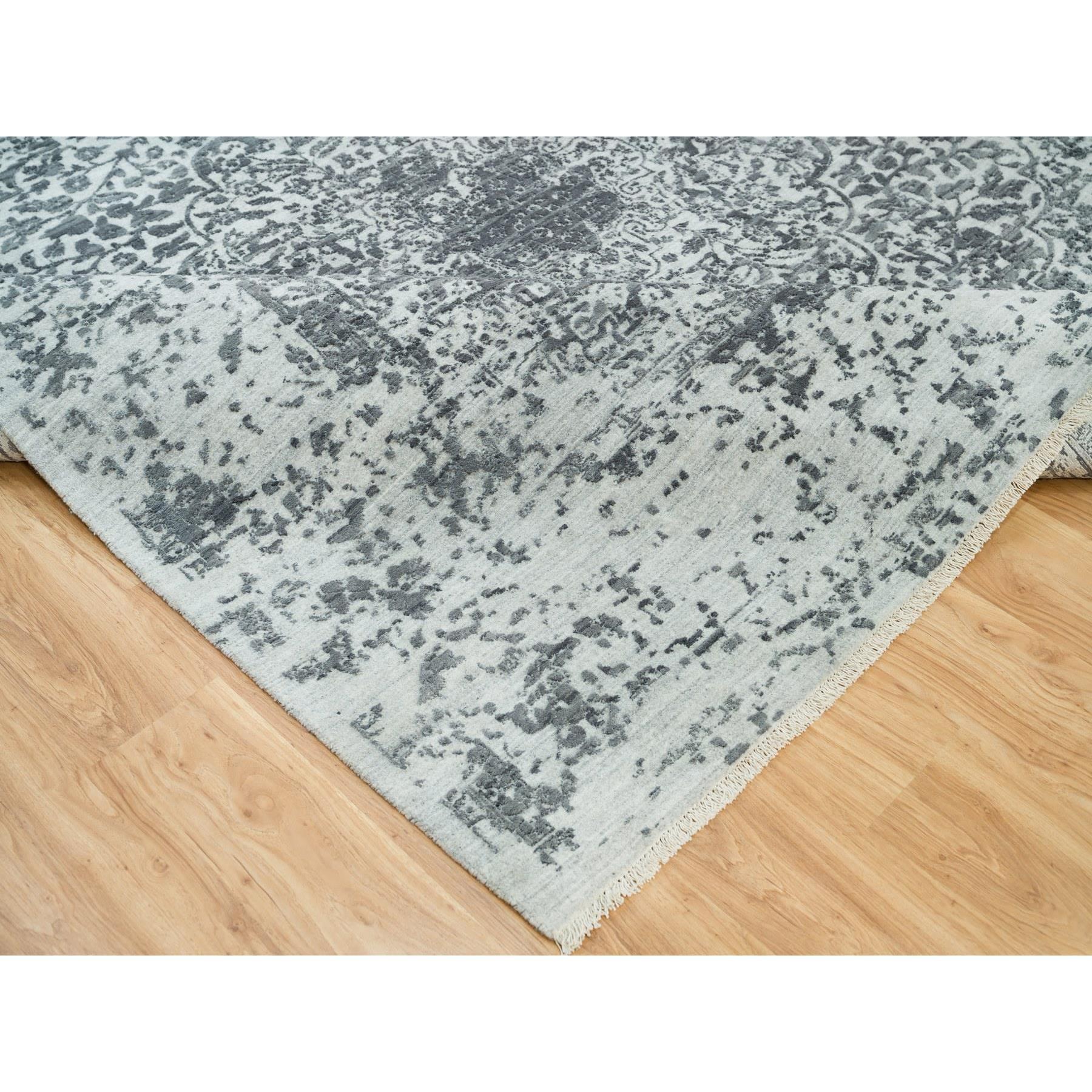 10'x10' Misty Gray Handgeknüpfter Broken Persischer quadratischer Teppich aus Wolle und Seide in Grau (21. Jahrhundert und zeitgenössisch) im Angebot