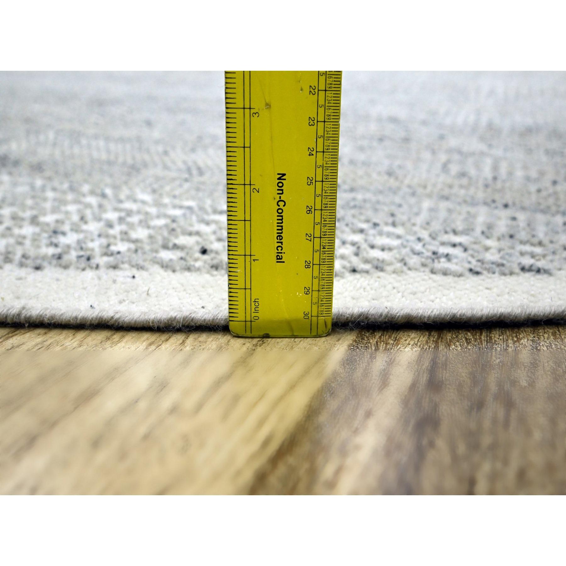 Tapis rond en pure laine 10'x10' Misty Gray Distressed Grass Design, noué à la main en vente 2