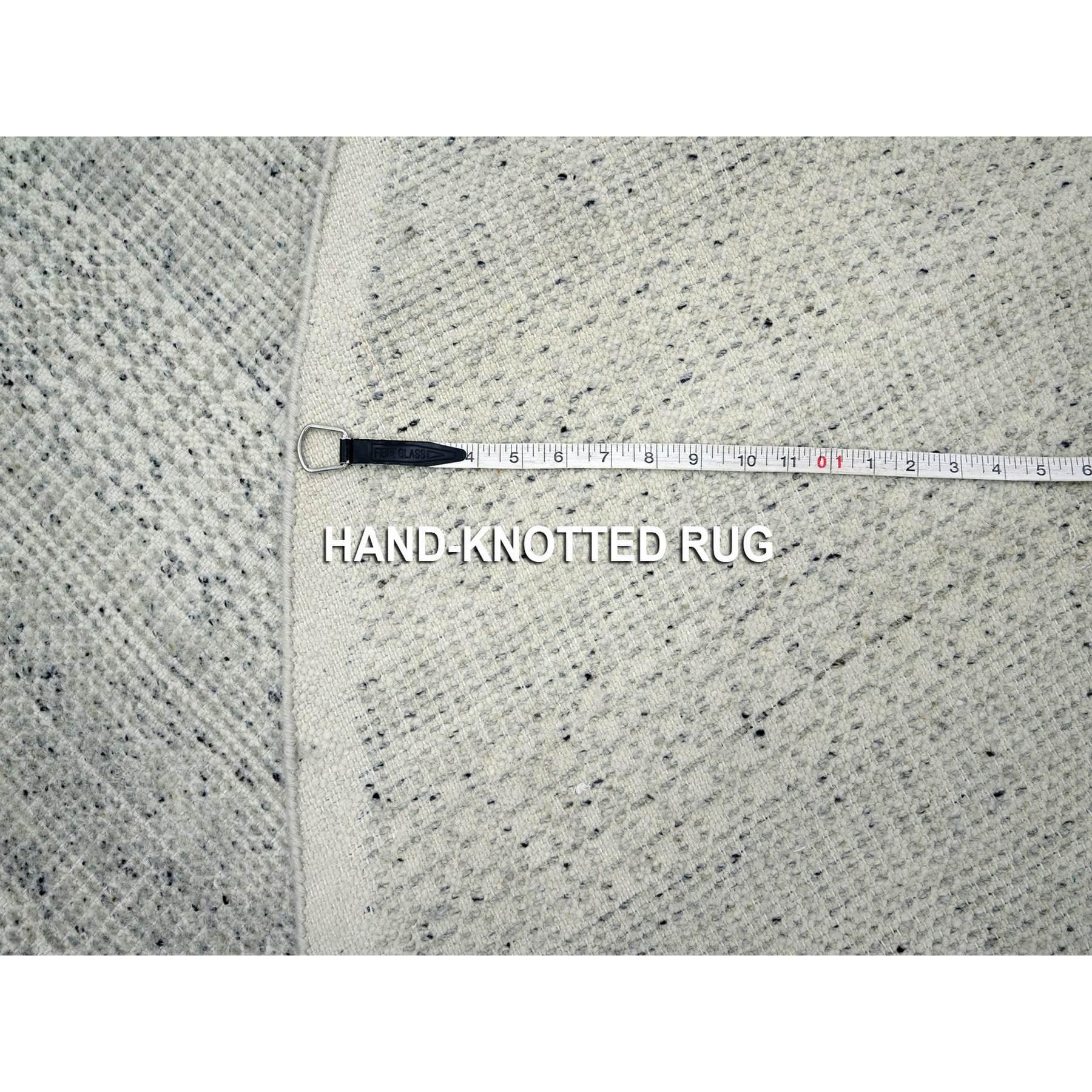Tapis rond en pure laine 10'x10' Misty Gray Distressed Grass Design, noué à la main en vente 3