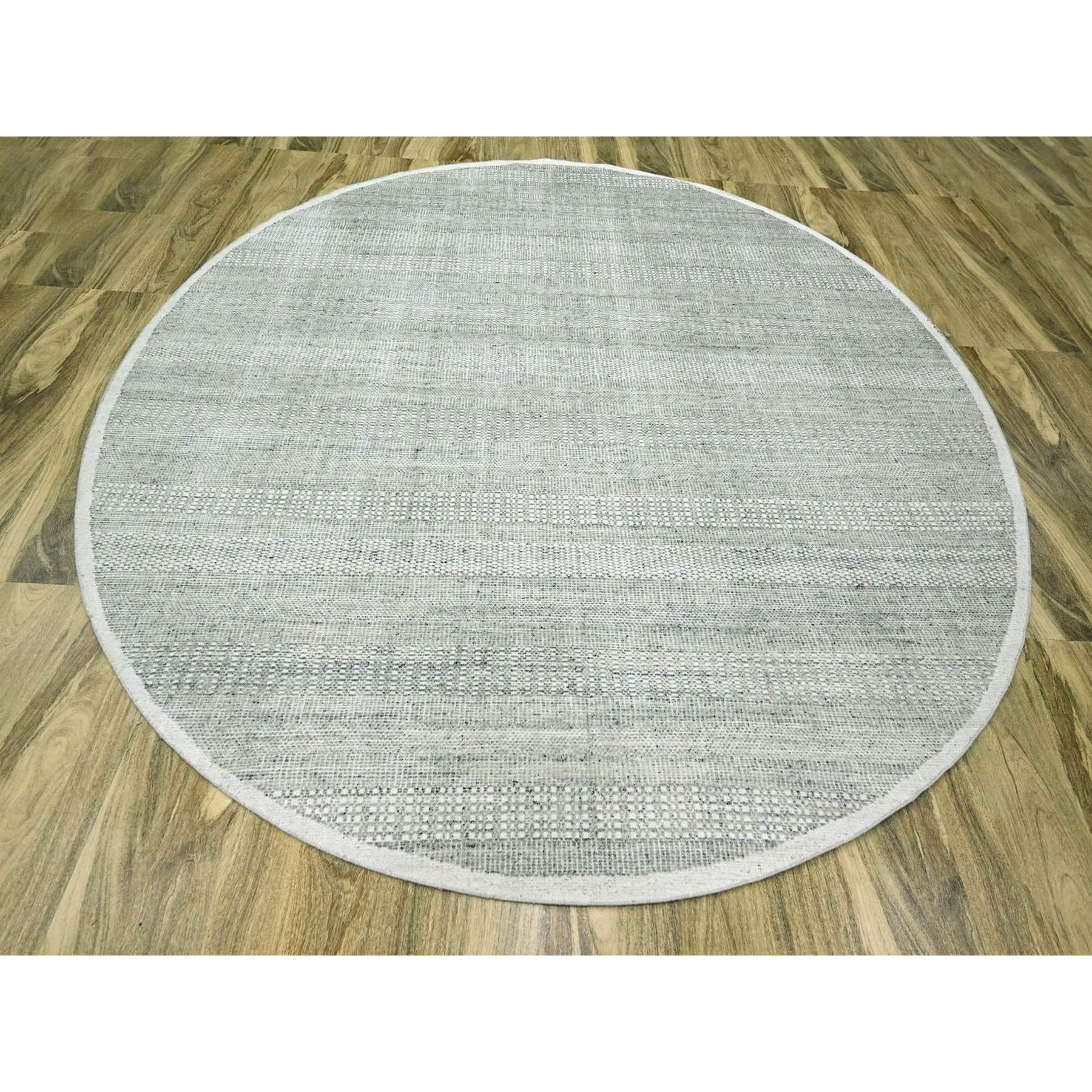 Misty Gray, noué à la main, Distressed and Oxidized Grass Design with Exposed Warps, Organic Wool, Round, Tapis d'Orient
Matières premières : Laine
Latex : Pas de poils 
hauteur : 0,25 pouces
Style : Contemporain
Couleur primaire : Gris
Couleurs
