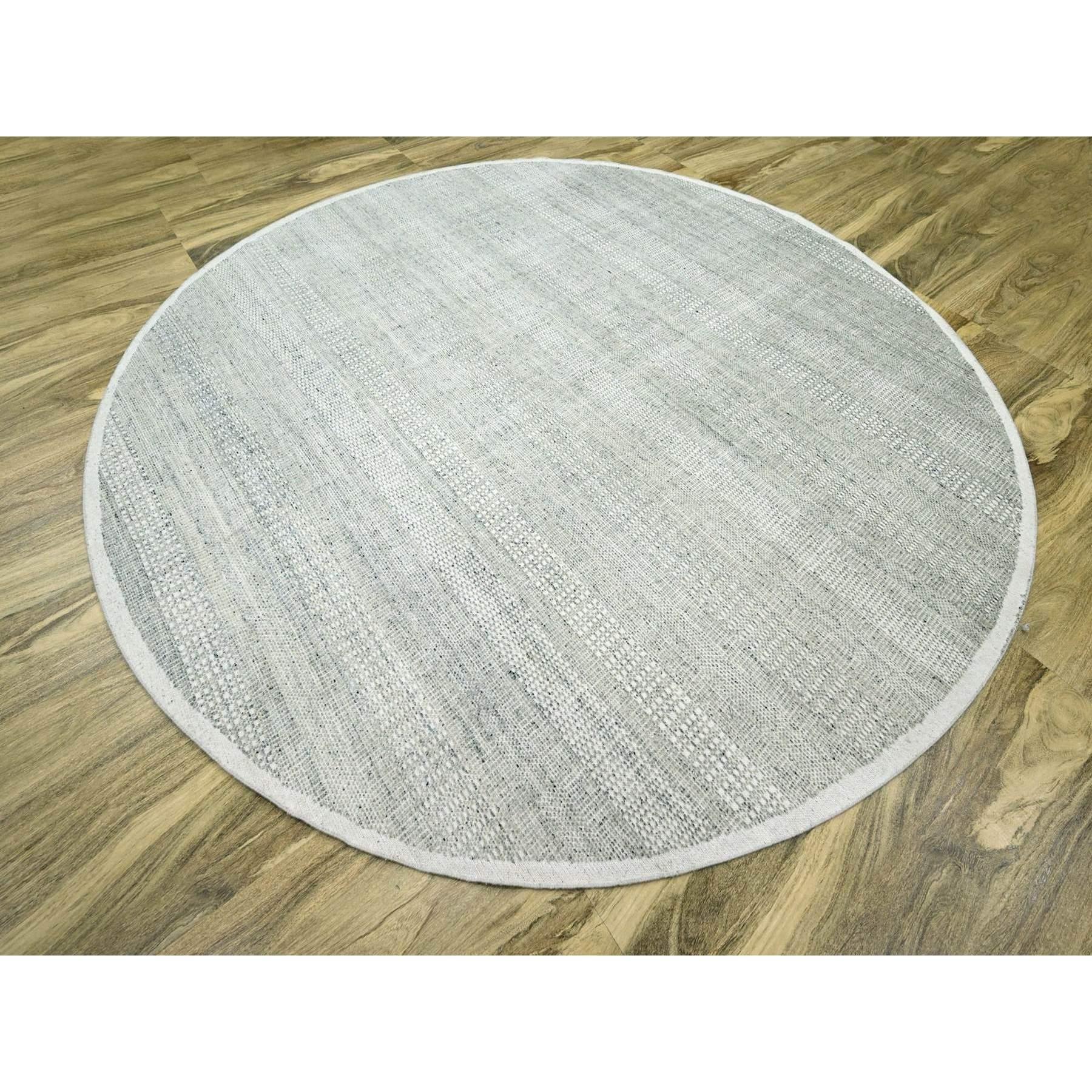 Moderne Tapis rond en pure laine 10'x10' Misty Gray Distressed Grass Design, noué à la main en vente