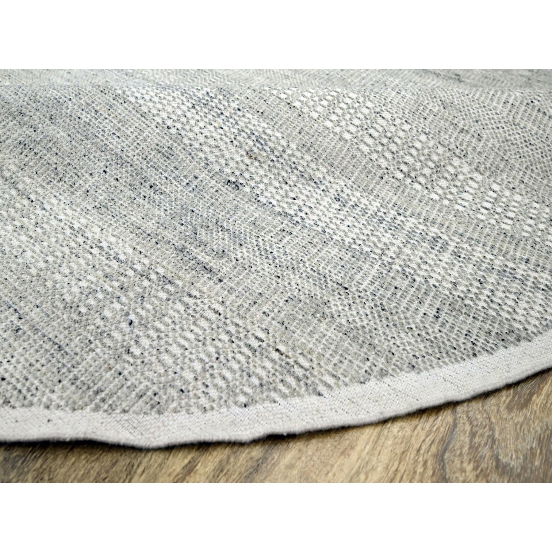 Tapis rond en pure laine 10'x10' Misty Gray Distressed Grass Design, noué à la main Neuf - En vente à Carlstadt, NJ