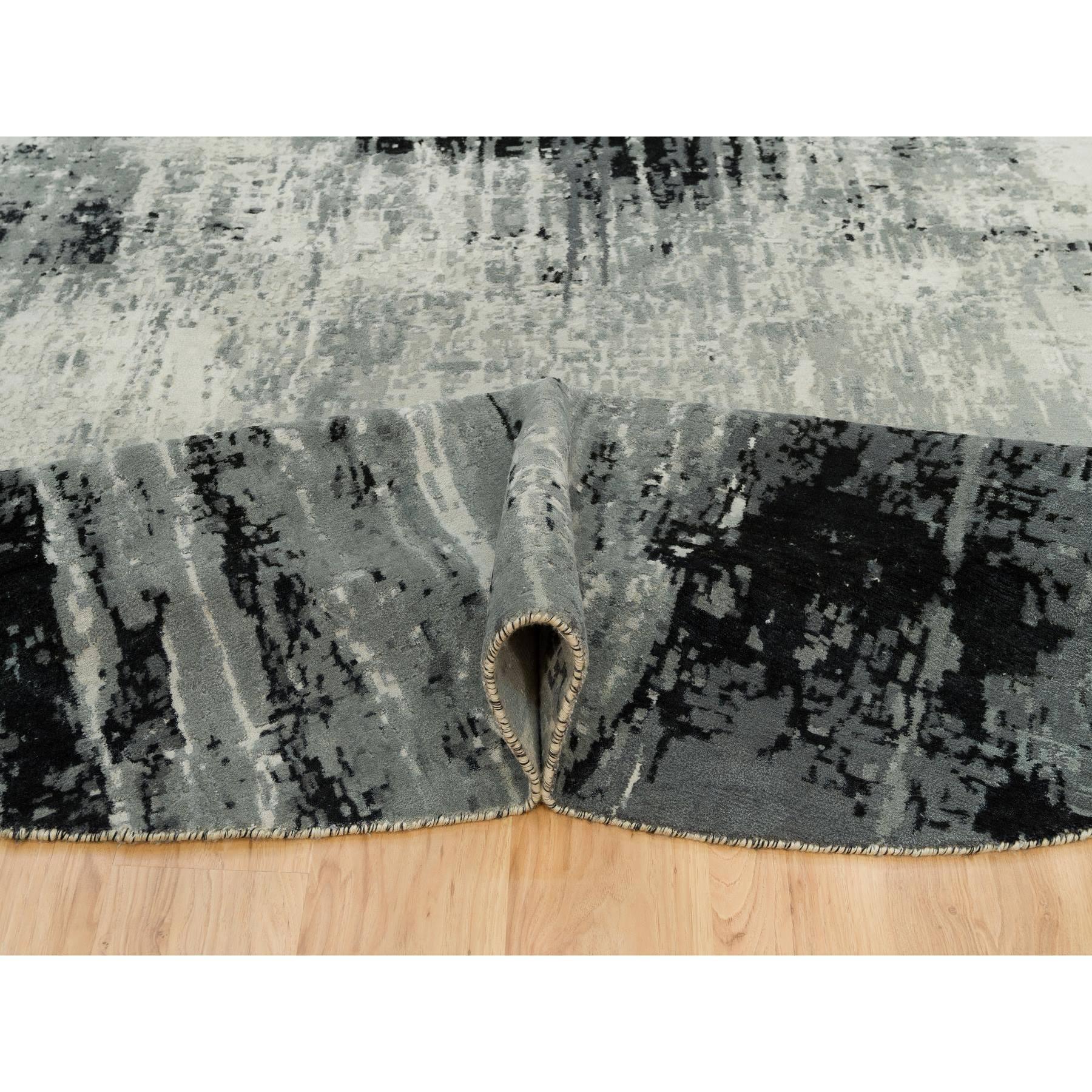 Annodato a mano 10'x10' Obsidian Black Tappeto orientale rotondo astratto in lana e seta annodato a mano in vendita