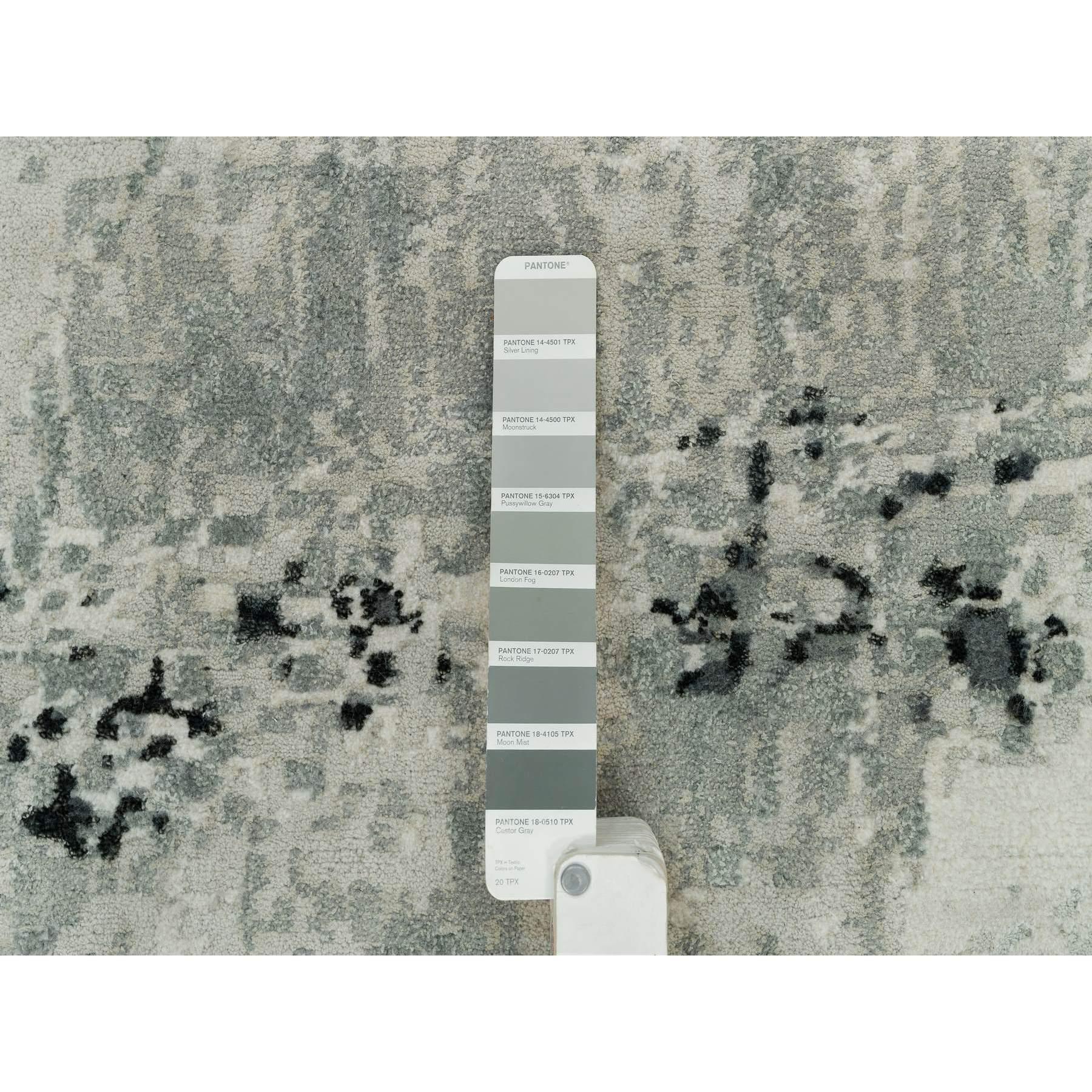 XXI secolo e contemporaneo 10'x10' Obsidian Black Tappeto orientale rotondo astratto in lana e seta annodato a mano in vendita