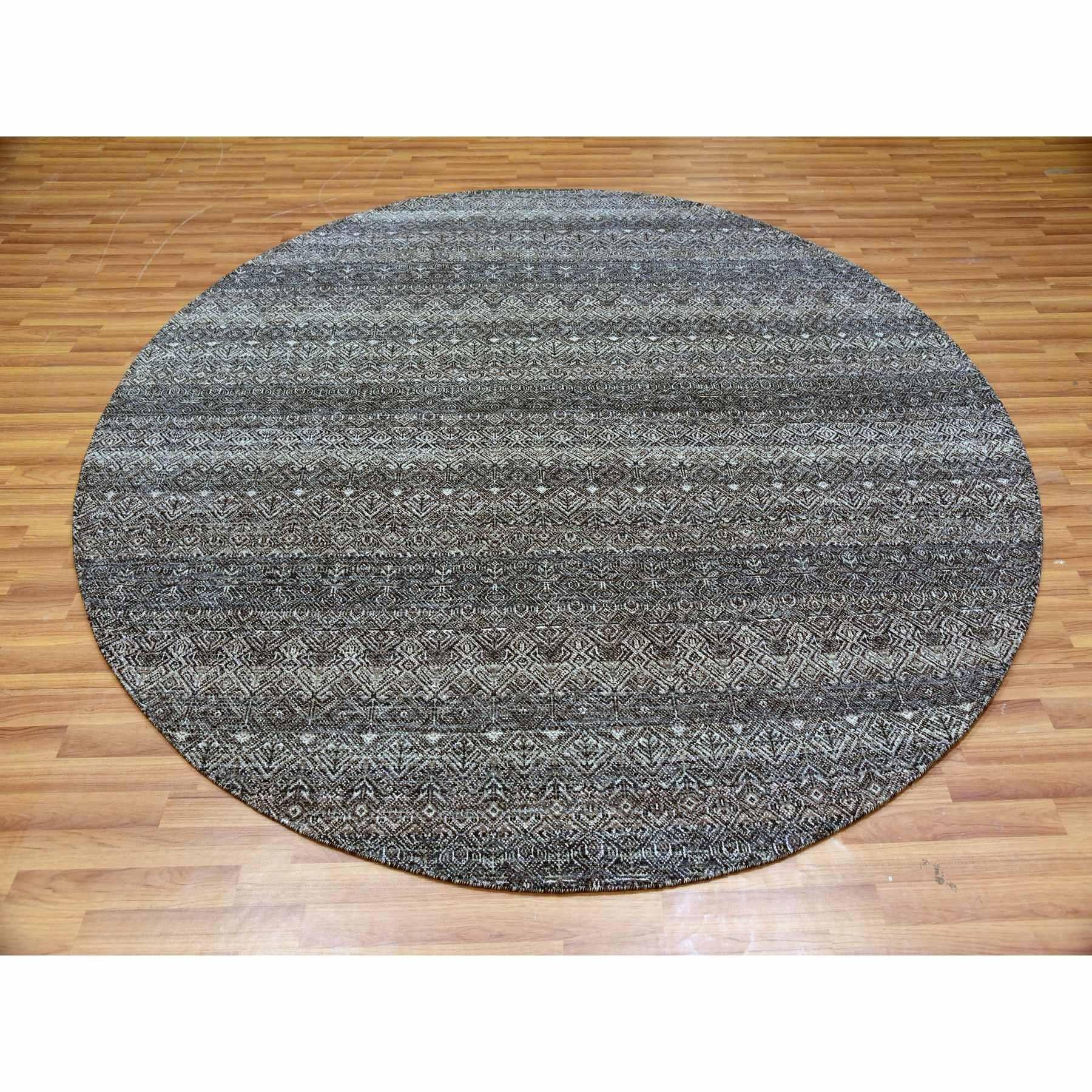 Il s'agit d'un véritable tapis d'Orient 100% laine pelucheuse, ton sur ton, Kohinoor Herat, noué à la main. Il a été noué pendant des mois et des mois par des artisans selon des techniques de tissage séculaires.
Matières premières : Laine
Latex :