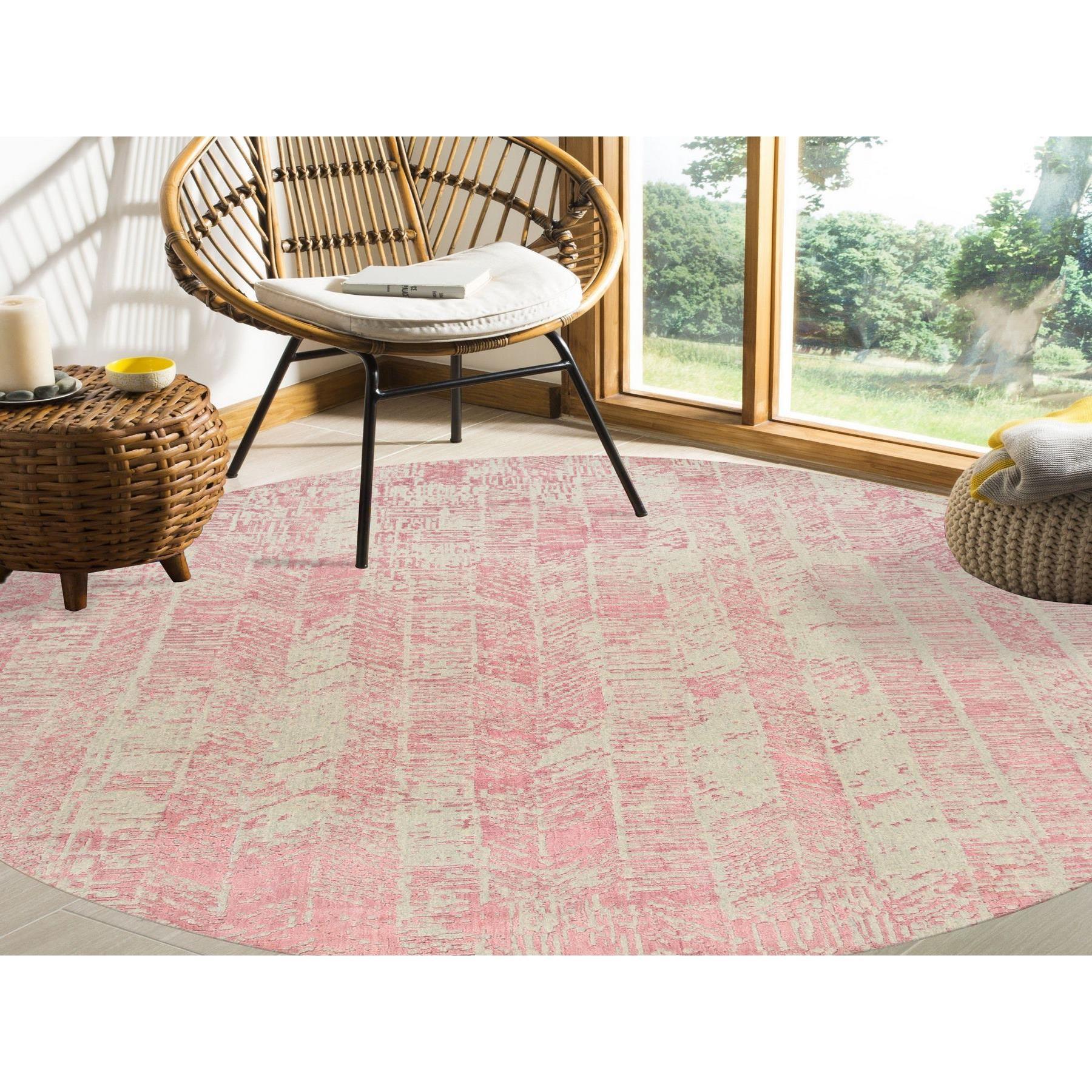 Il s'agit d'un véritable tapis d'Orient rose, en laine et soie d'art, tissé à la main en jacquard, All Over Design/One, de forme ronde. Il a été tissé pendant des mois et des mois selon des techniques artisanales séculaires par des artisans