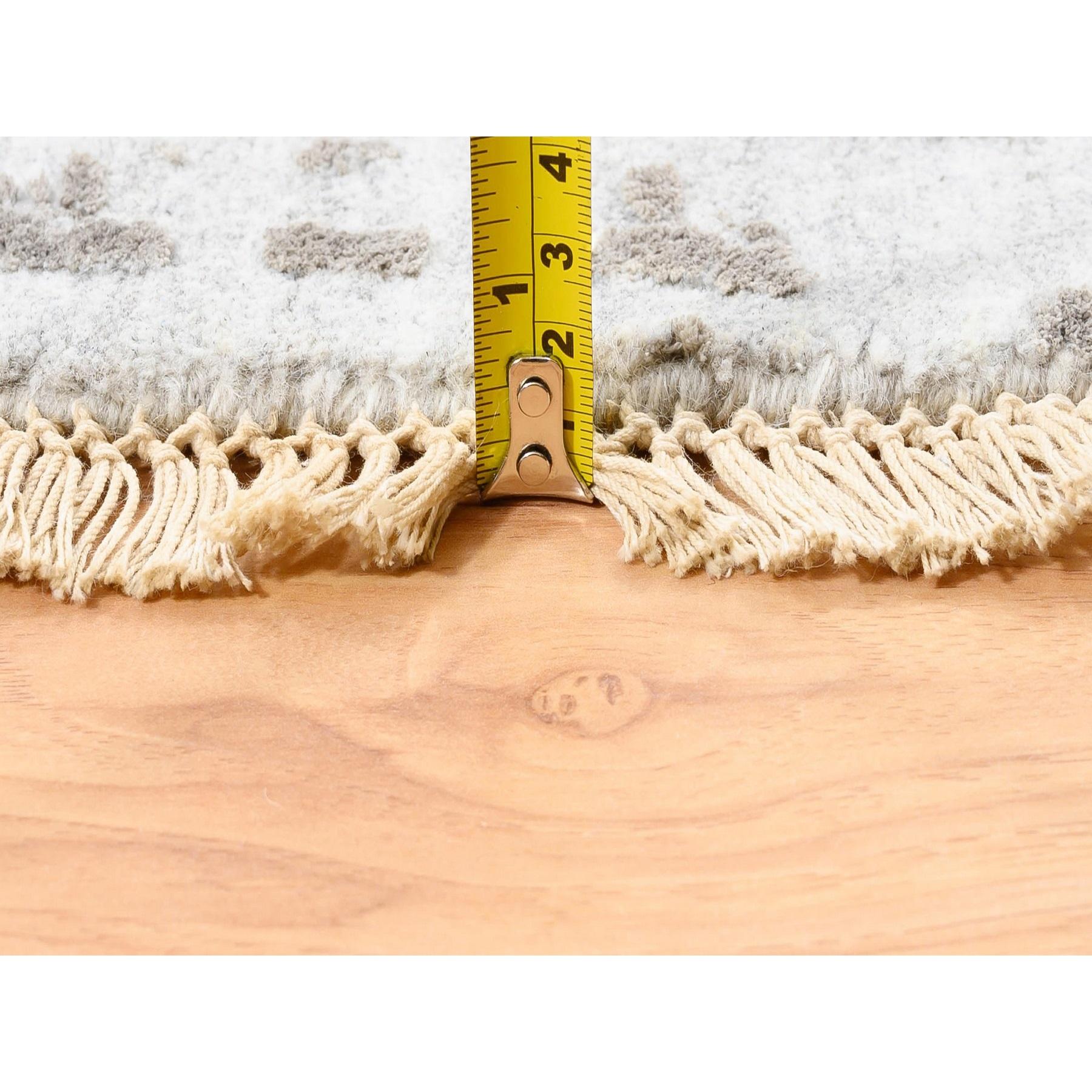 10'x10' Runder Grauer Gebrochener Persischer Design Wolle Und Reine Seide Handgeknüpfter Teppich im Angebot 6