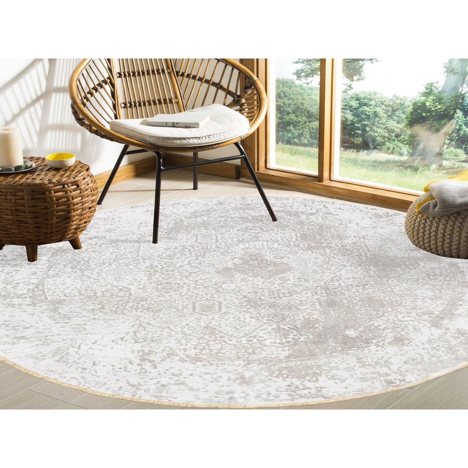 Dies ist eine wirklich echte one-of-a-kind Round Grey Broken Persian Design Wolle und reine Seide handgeknüpft Orientteppich. Es wurde monatelang in der jahrhundertealten persischen Webtechnik von erfahrenen Handwerkern geknüpft.
Primäre