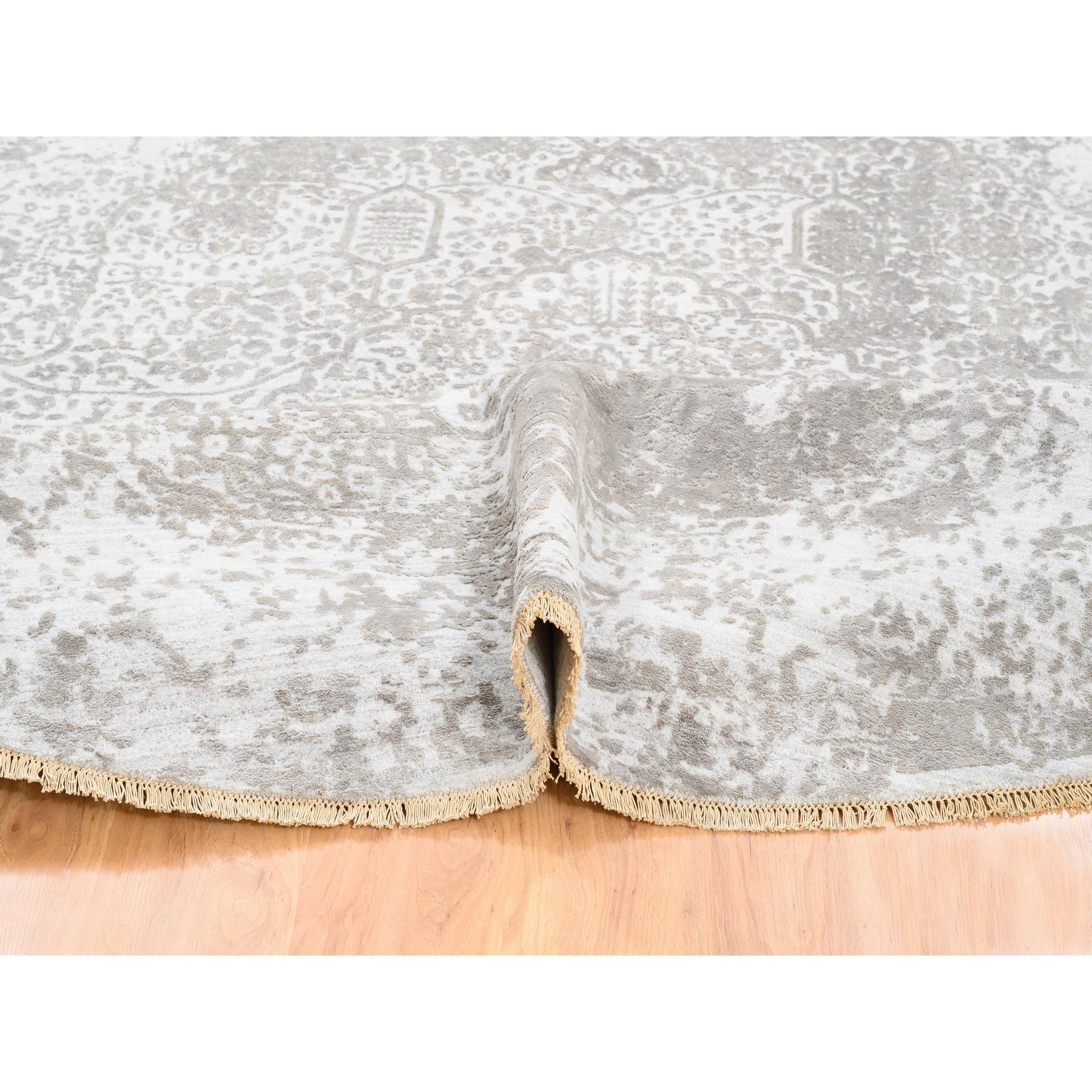10'x10' Runder Grauer Gebrochener Persischer Design Wolle Und Reine Seide Handgeknüpfter Teppich im Angebot 1