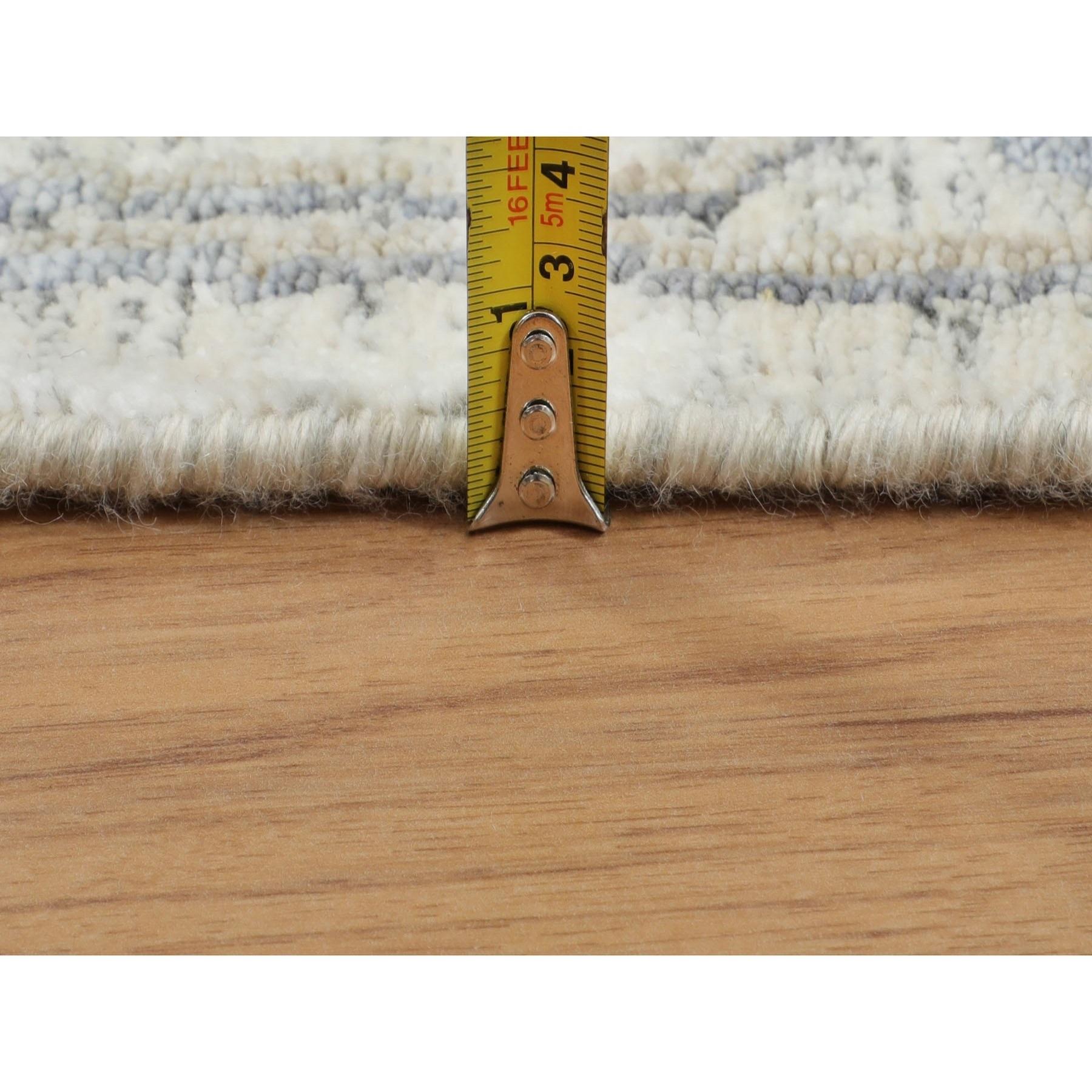 10'x10' Round Ivory Silk With Textured Wool Tabriz Hand Knots Rugs (tapis oriental noué à la main) en vente 4