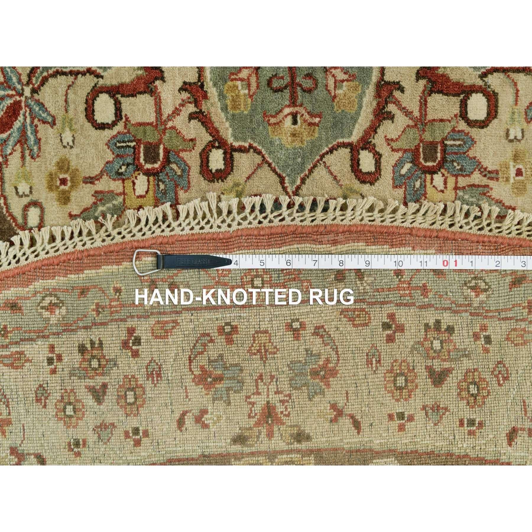 Tapis d'Orient 10'x10' rouge roux noué à la main Tebraz Antique Wool Runner en vente 3