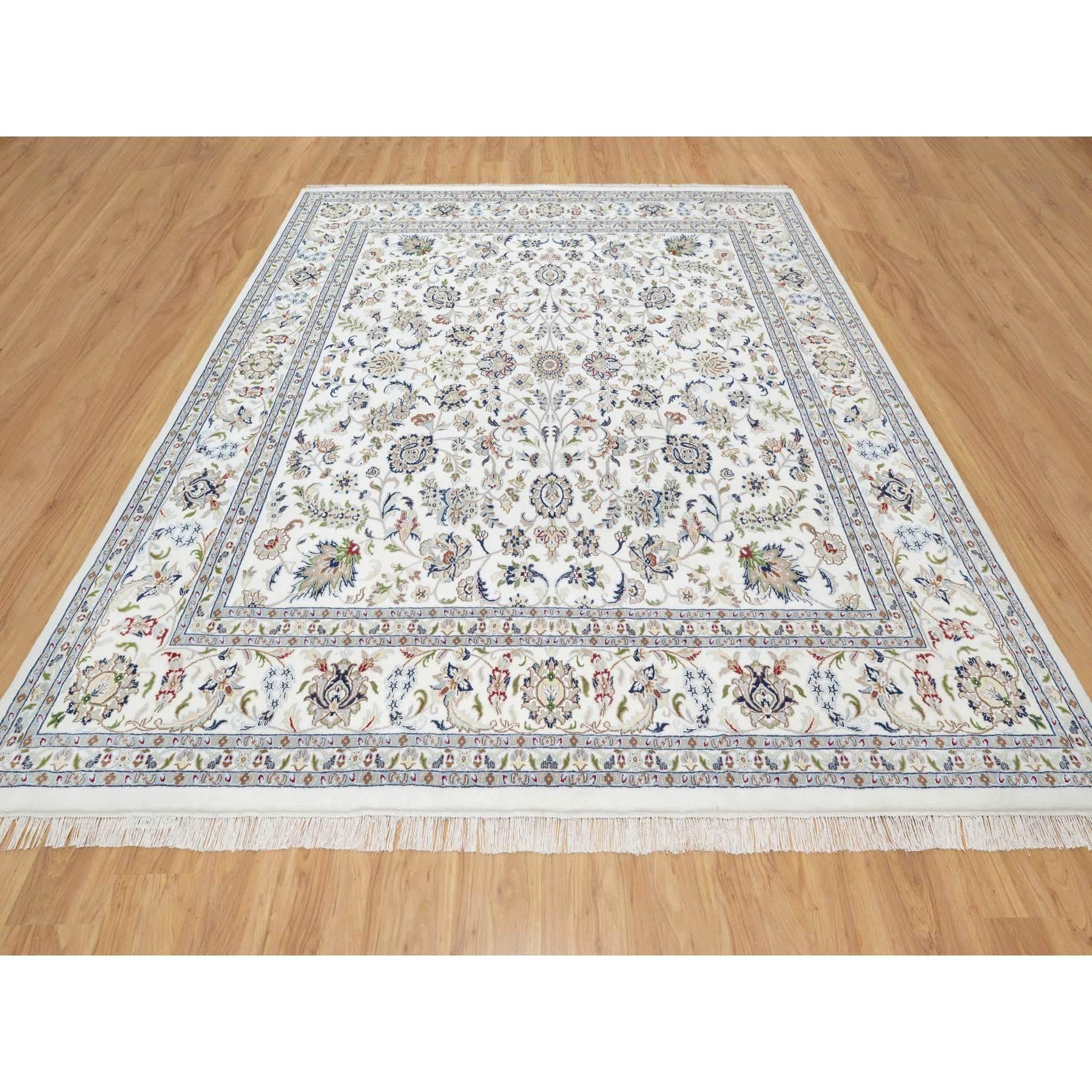 Isabelline Weiß, Wolle und Seide, Handgeknüpft, 250 KPSI, Nain All Over Floral Design, Quadratisch, Orientteppich
Primäre MATERIALIEN: Wolle & Seide
Latex: Kein Flor 
Höhe: 0,25 Zoll
Stil: Traditionell
Grundfarbe: Elfenbein
Sekundäre Farben: Braun,