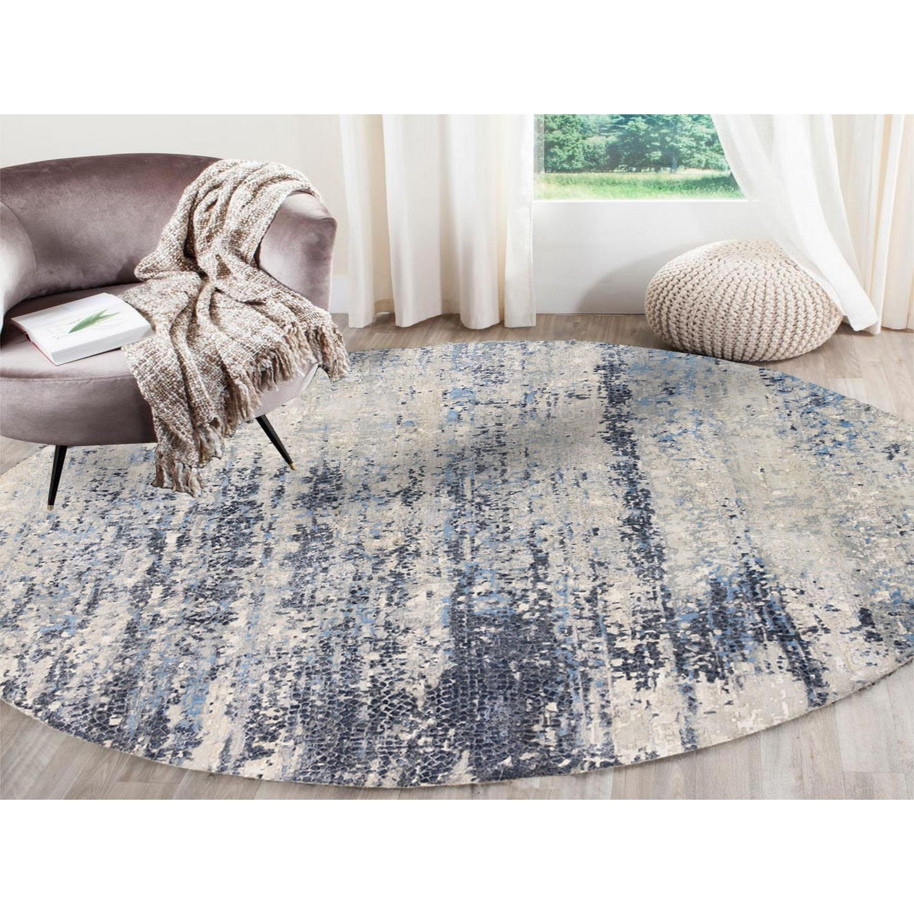 Il s'agit d'un véritable tapis carré oriental noué à la main, en laine et soie, de style abstrait bleu avec un motif de mosaïque. Il a été noué pendant des mois et des mois selon des techniques de tissage séculaires par des artisans