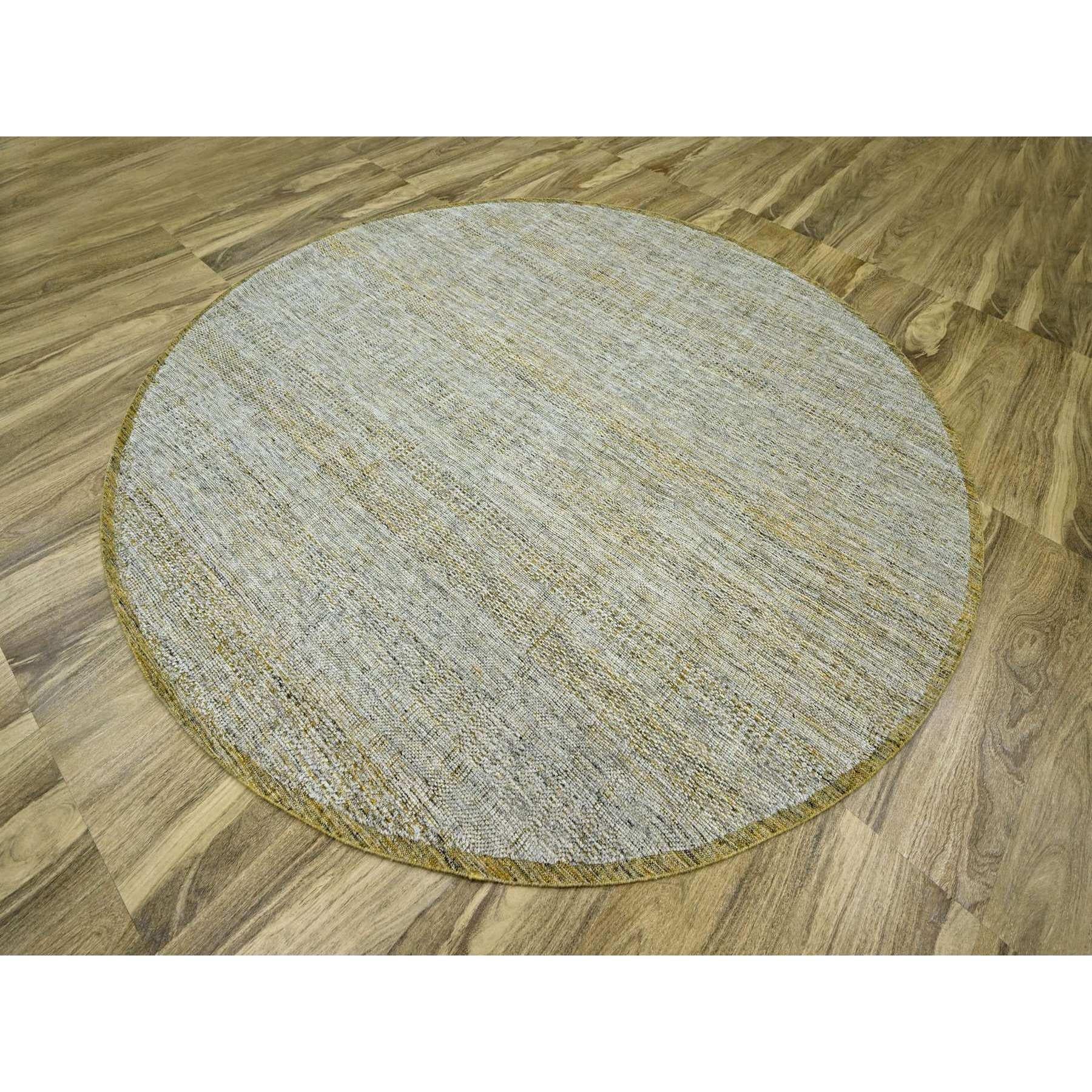 Indiano 10'x10' Tappeto orientale rotondo giallo in pura lana ossidata con disegno di erba annodato a mano in vendita