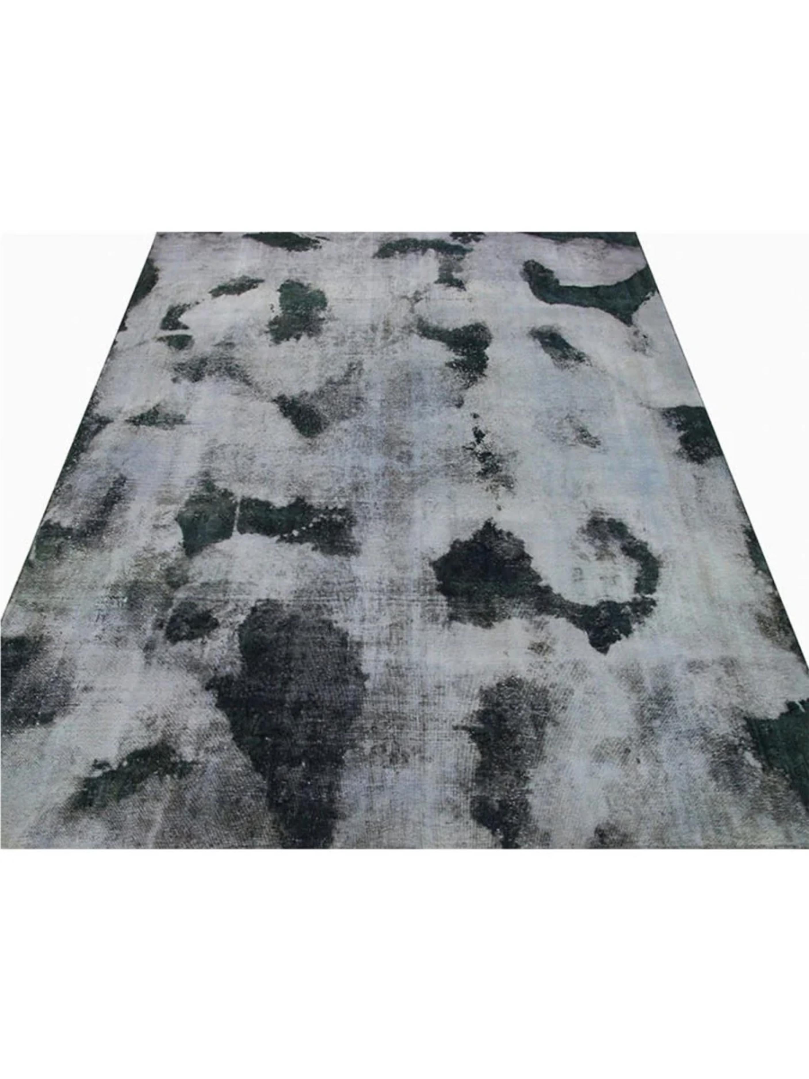 Transformez votre espace de vie avec le tapis 10x11 Vintage Distressed Overdyed, un trésor unique qui ajoute de la chaleur, du caractère et de la sophistication à toute maison. Fabriqué à la main à partir de laine de première qualité, ce tapis