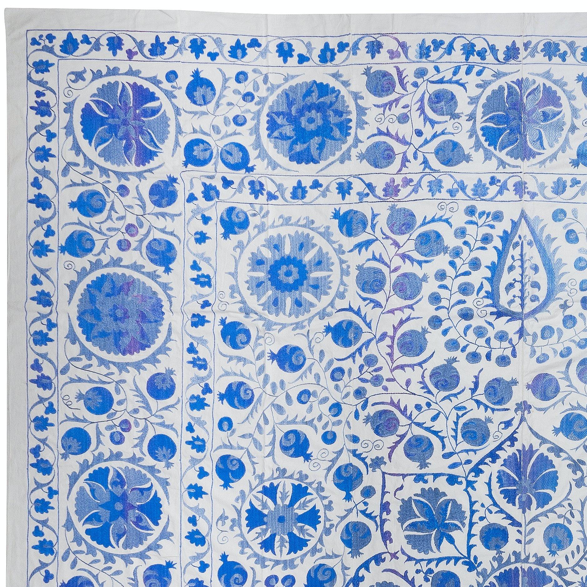 Wir stellen unseren exquisiten neuen handbestickten Suzani-Wandbehang vor, ein fesselndes Stück, das alte Handwerkskunst mit moderner Kunstfertigkeit verbindet. Dieses bestickte Tuch ist nicht nur ein Suzani-Tuch, sondern auch ein bemerkenswerter