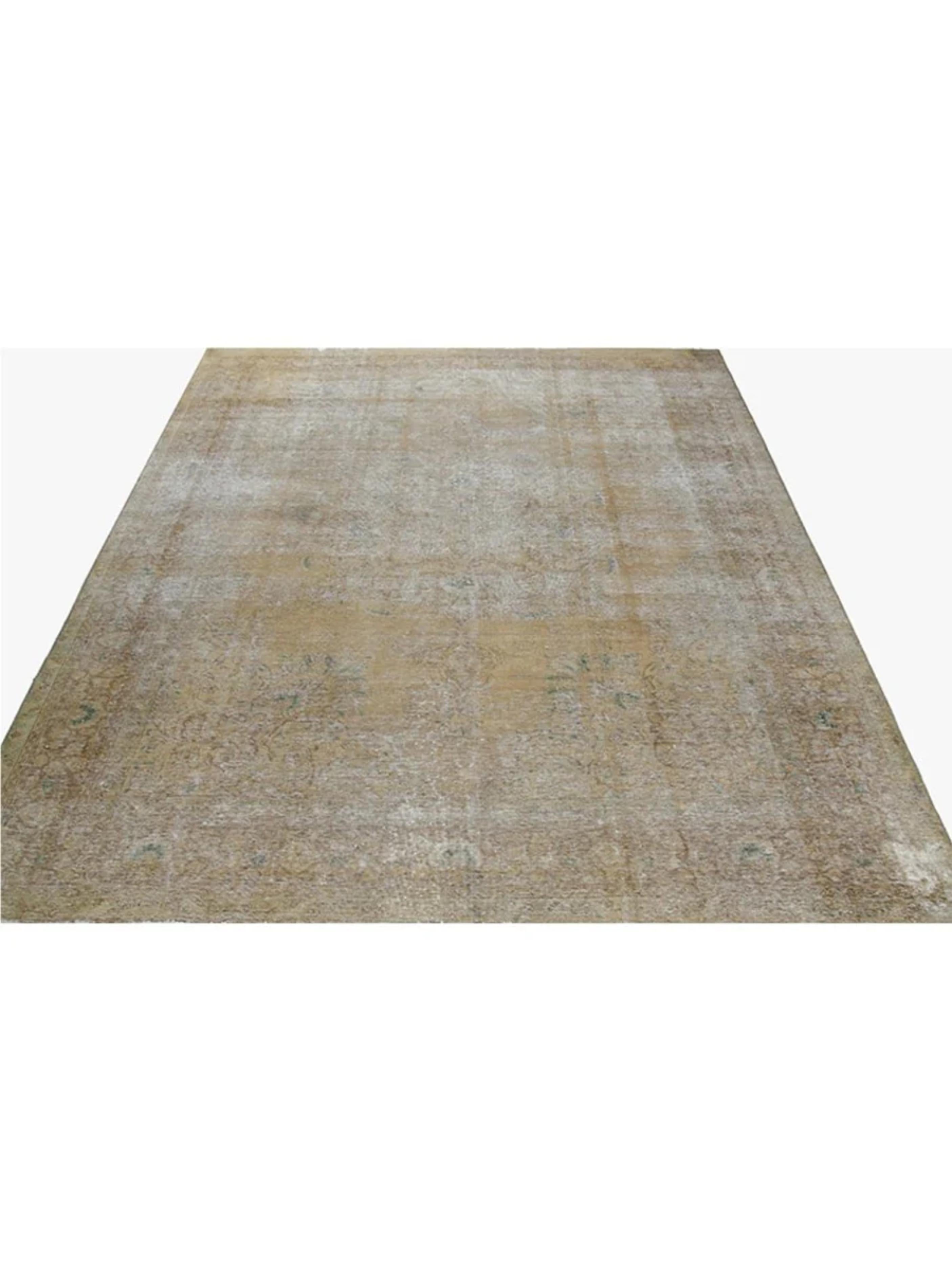 Améliorez votre espace avec le tapis 10x12 Vintage Distressed Tabriz Area Rug, un chef-d'œuvre unique qui ajoute de l'élégance, de la chaleur et un charme intemporel à votre maison. Noué à la main à partir de laine de haute qualité, ce tapis exquis