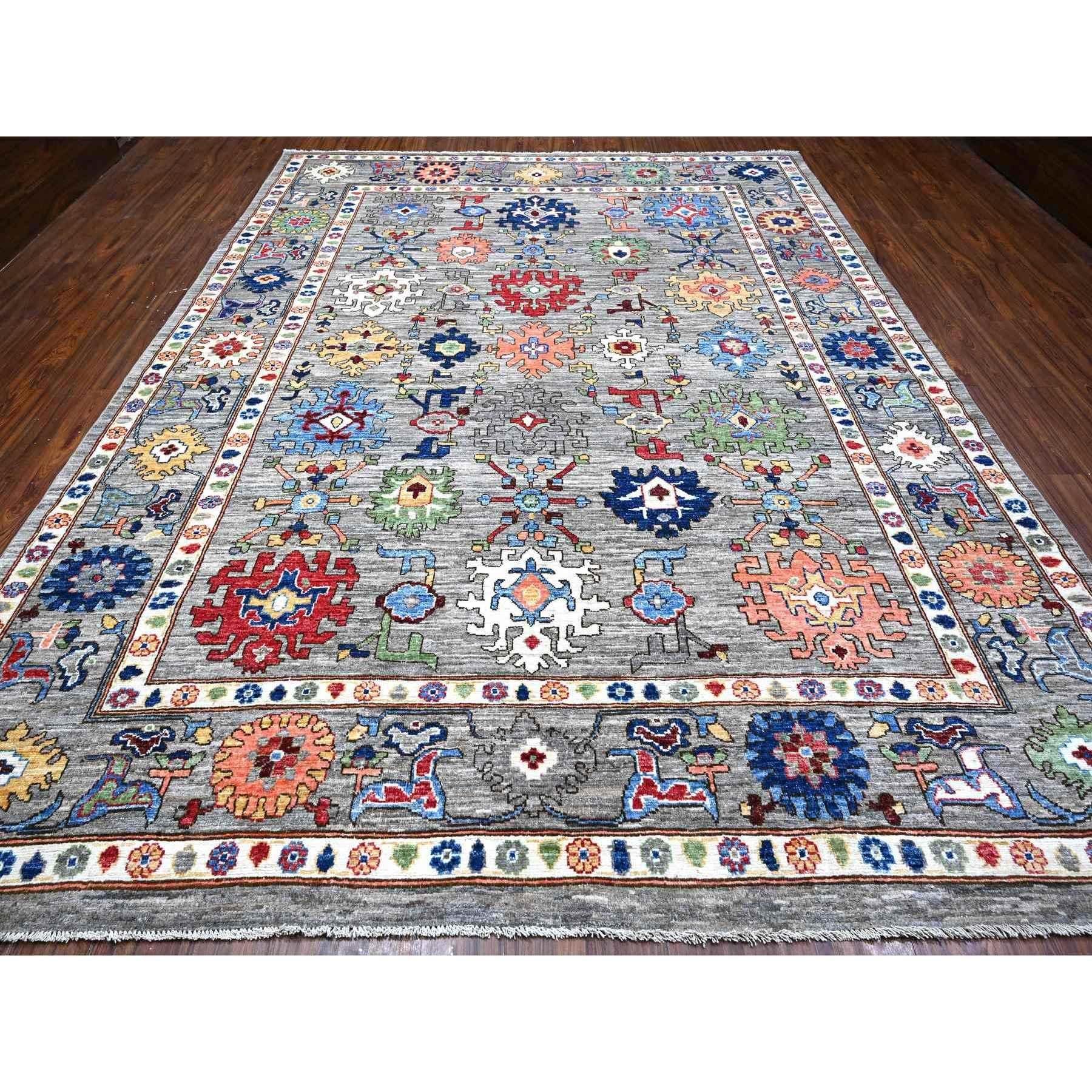 Il s'agit d'un véritable tapis d'Orient Angora Oushak, noué à la main, en pure laine. Il a été noué pendant des mois et des mois selon des techniques de tissage séculaires par des artisans experts.
Matières premières : Laine
Latex : Pas de poils