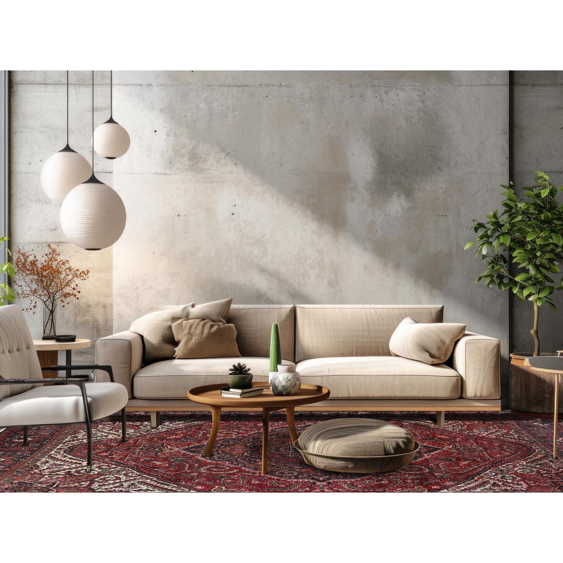 Beerenrot, Vintage und abgenutzt, Persischer Heriz mit großem Medaillon-Muster, abgeschabt, Seiten und Enden professionell gesichert, sauber, handgeknüpft, 100% Wolle, Orientteppich
Primäre MATERIALIEN: Wolle
Latex: Kein Flor 
Höhe: 0,25 Zoll
Stil:
