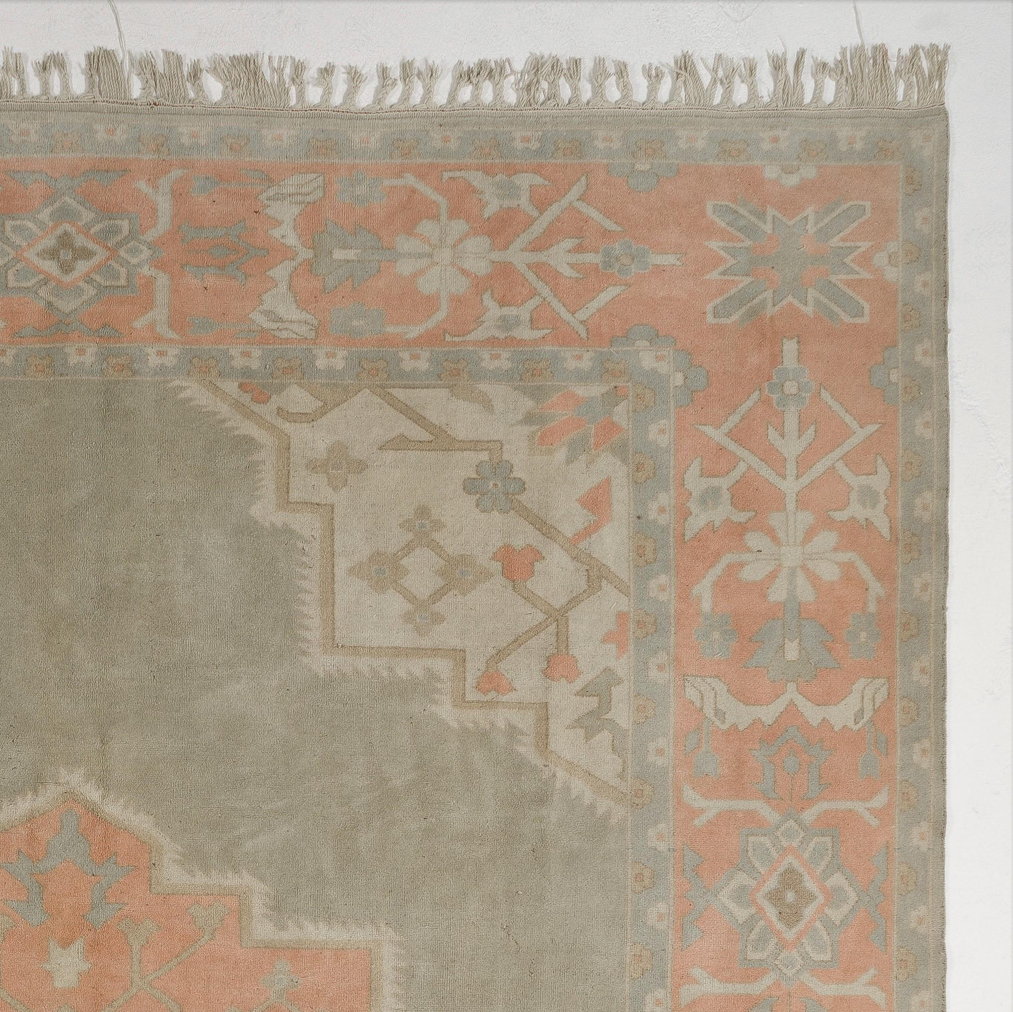 Un tapis vintage fait à la main en Anatolie centrale avec un design géométrique audacieux et de belles couleurs douces. Finement noué à la main avec un poil de laine moyen sur une base de laine. Excellent état. Robustes et aussi propres qu'un tapis