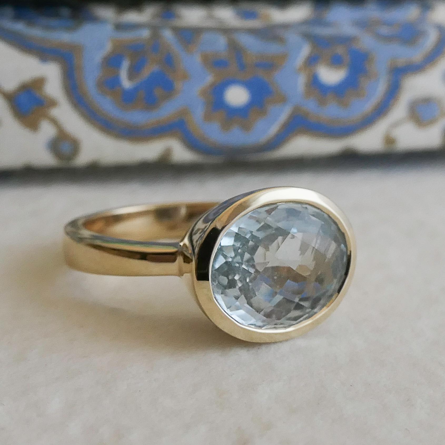 Taille ovale Bague aigue-marine ovale facettée 10 x 12 mm en or jaune 14 carats - Taille 7 en vente